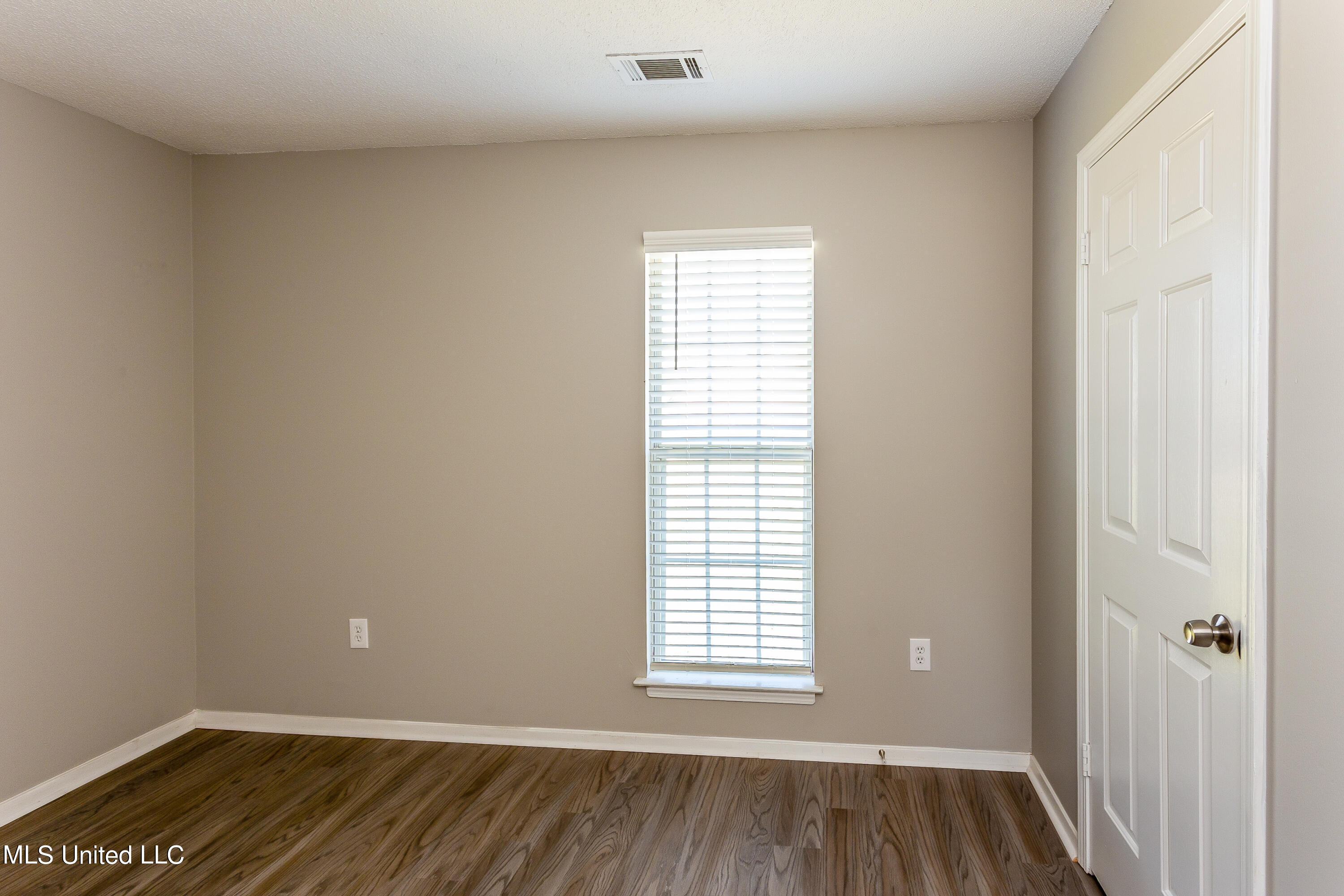 7437 Cliffwood Drive Property Photo 8