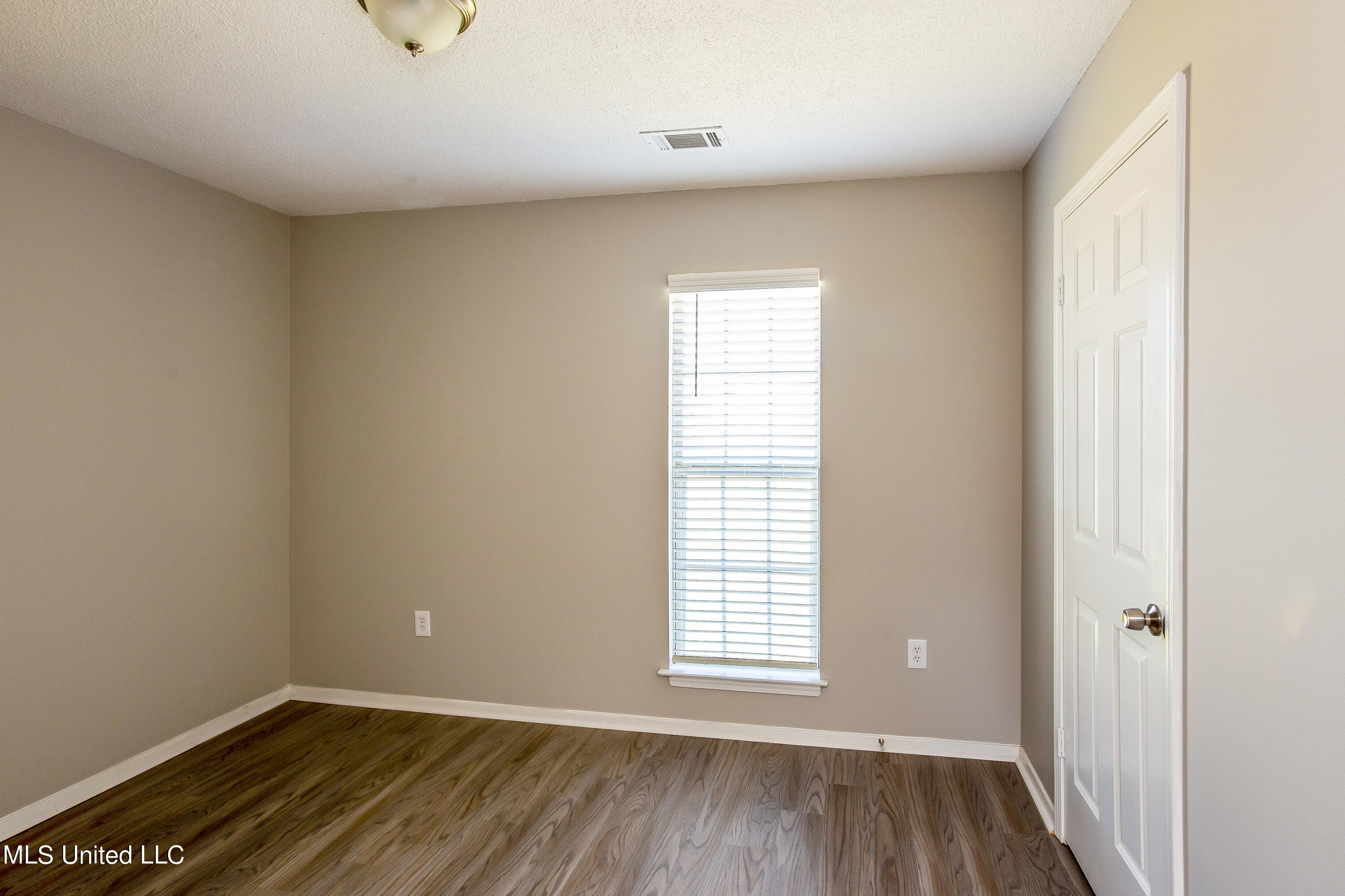 7437 Cliffwood Drive Property Photo 10