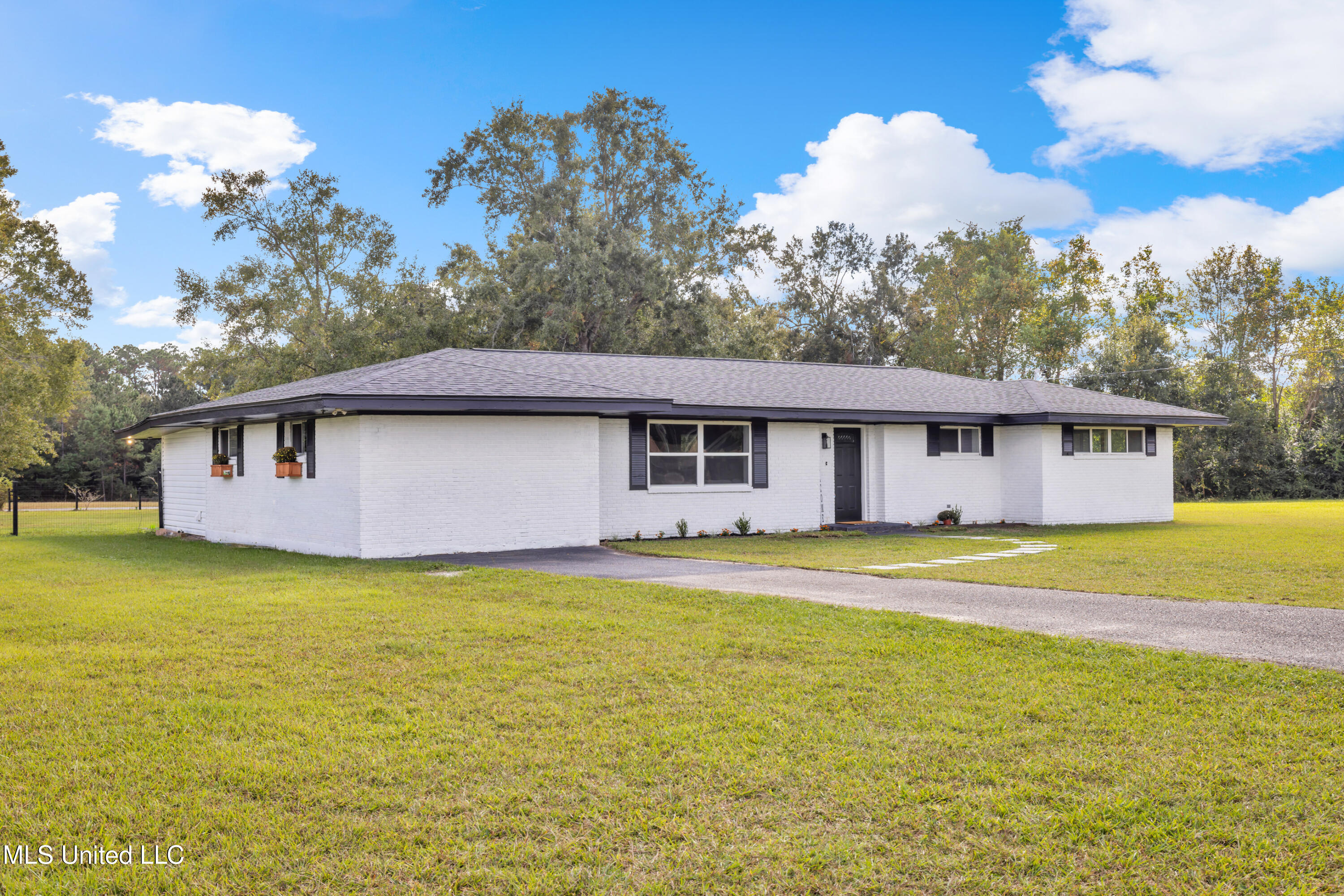 12330 Oaklawn Road Property Photo 2