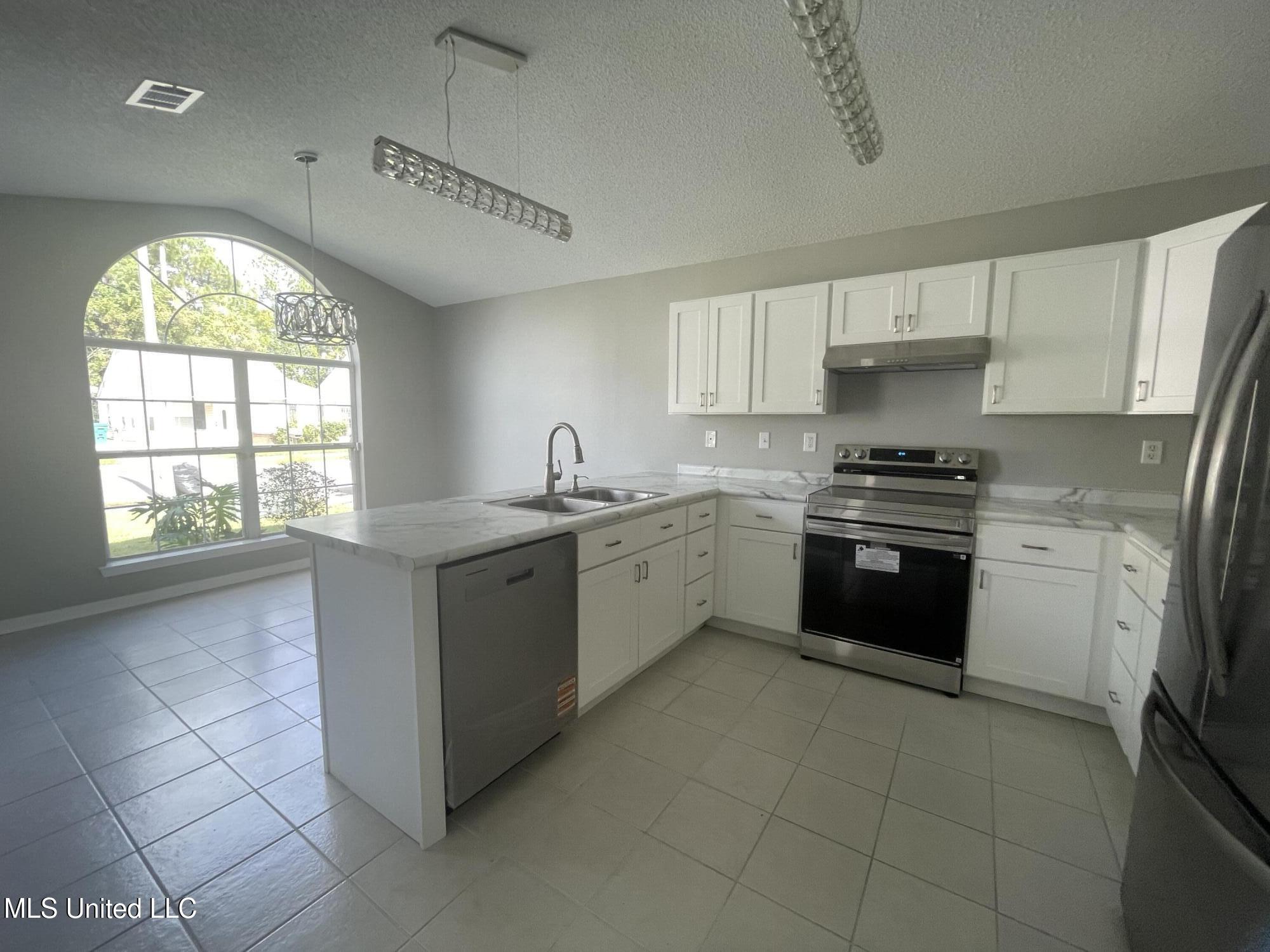 10604 E Bay Tree Drive Property Photo 2