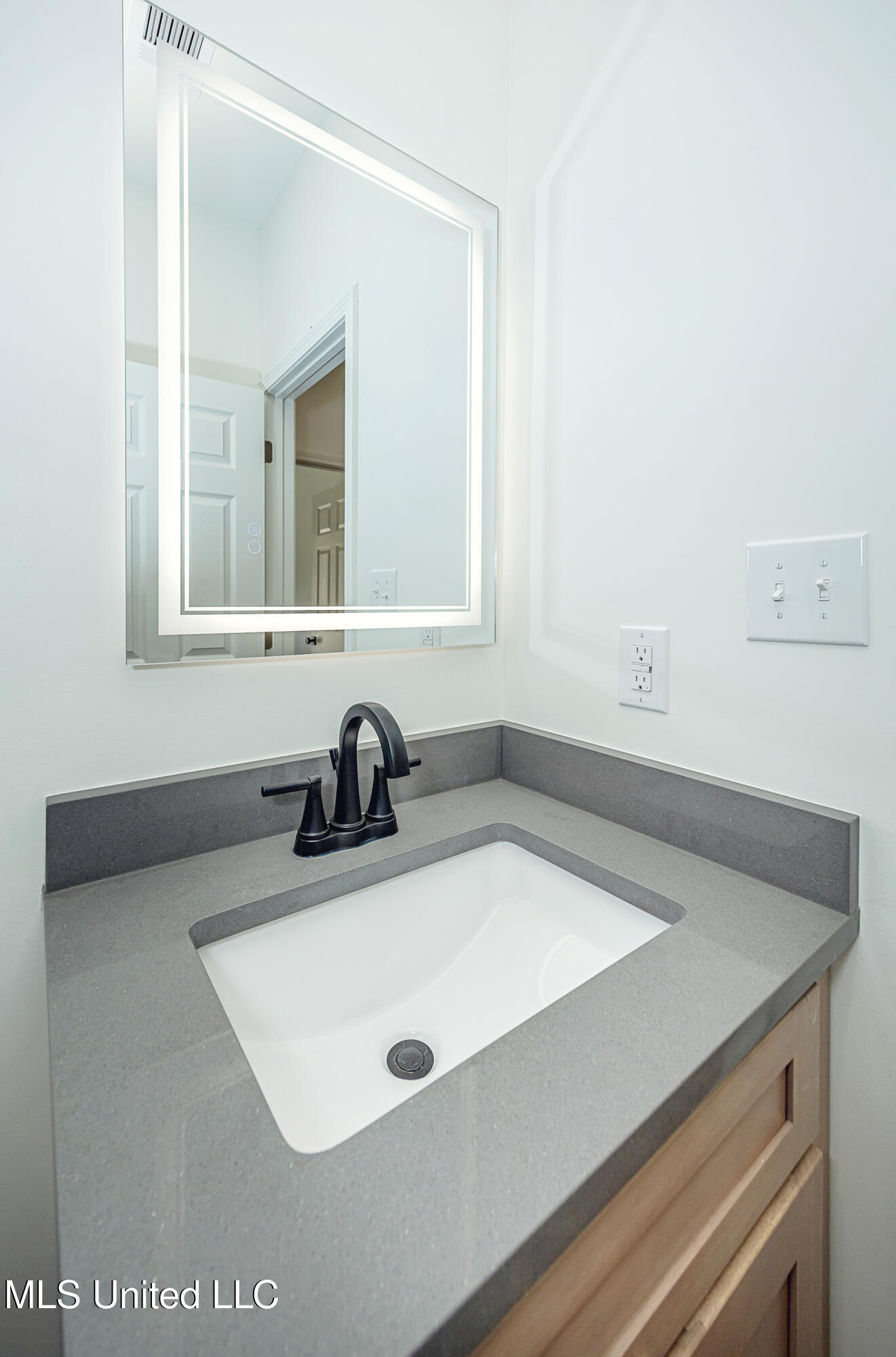 811 Bay Street Property Photo 49