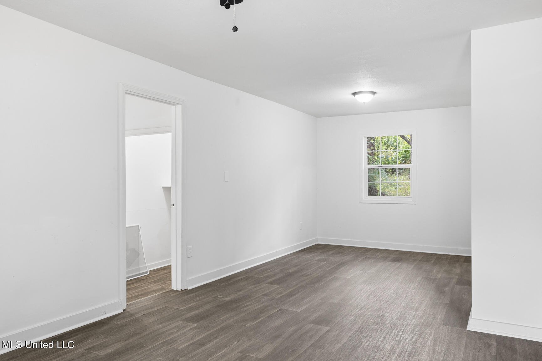 215 Windsor Drive Property Photo 2