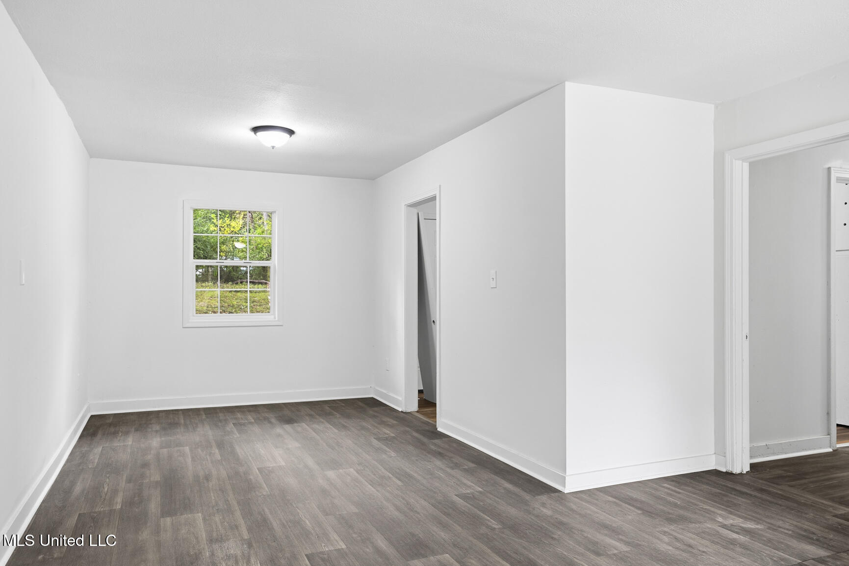 215 Windsor Drive Property Photo 3