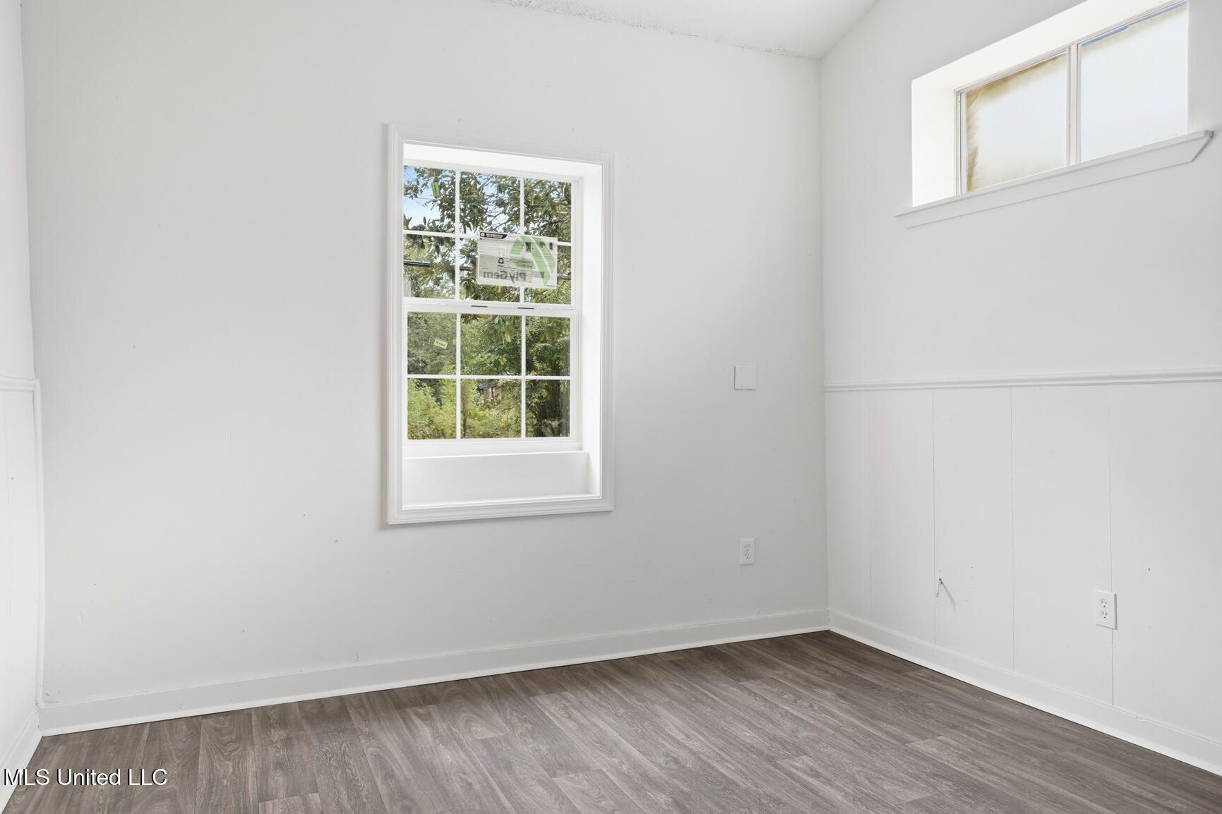 215 Windsor Drive Property Photo 4