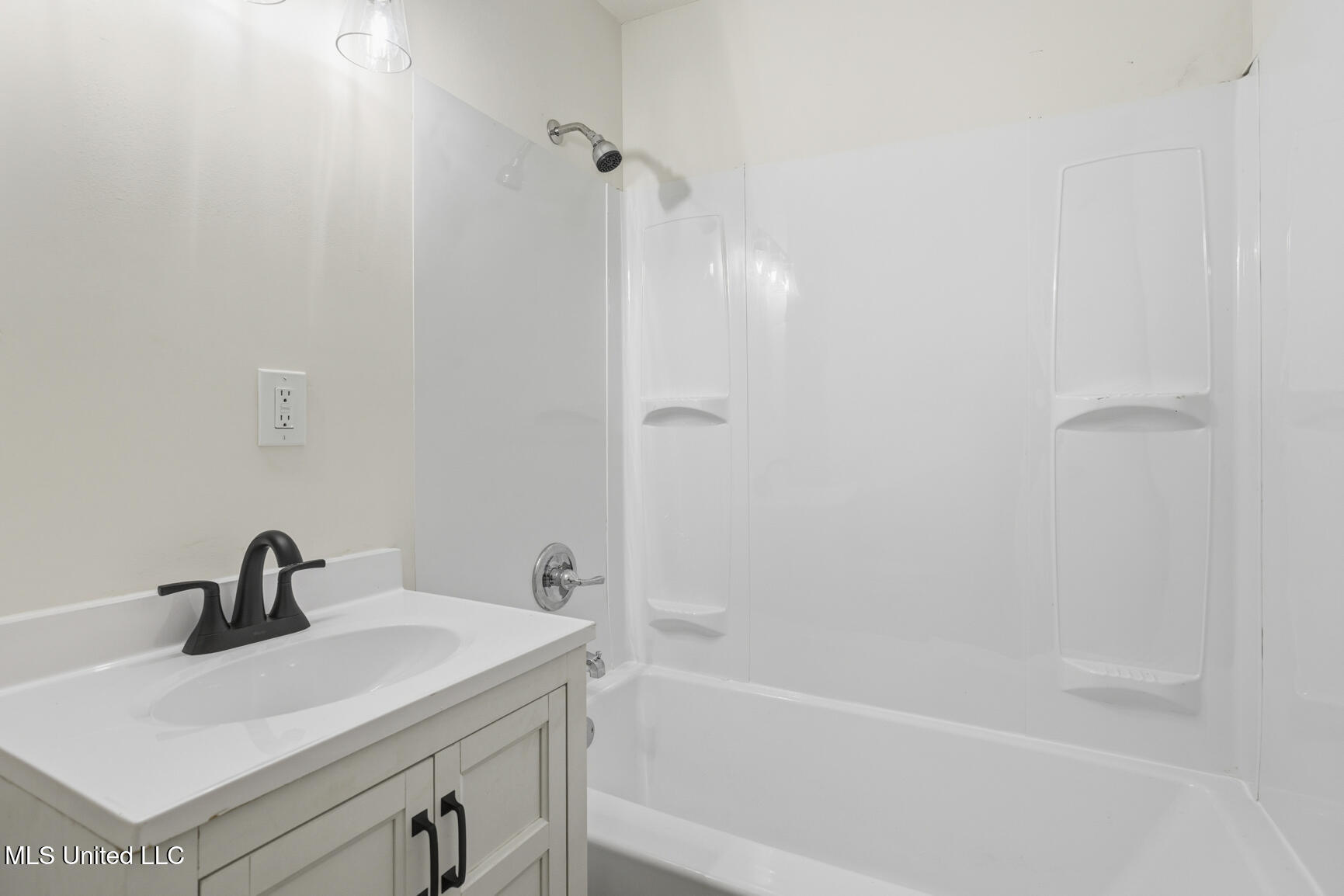 215 Windsor Drive Property Photo 6