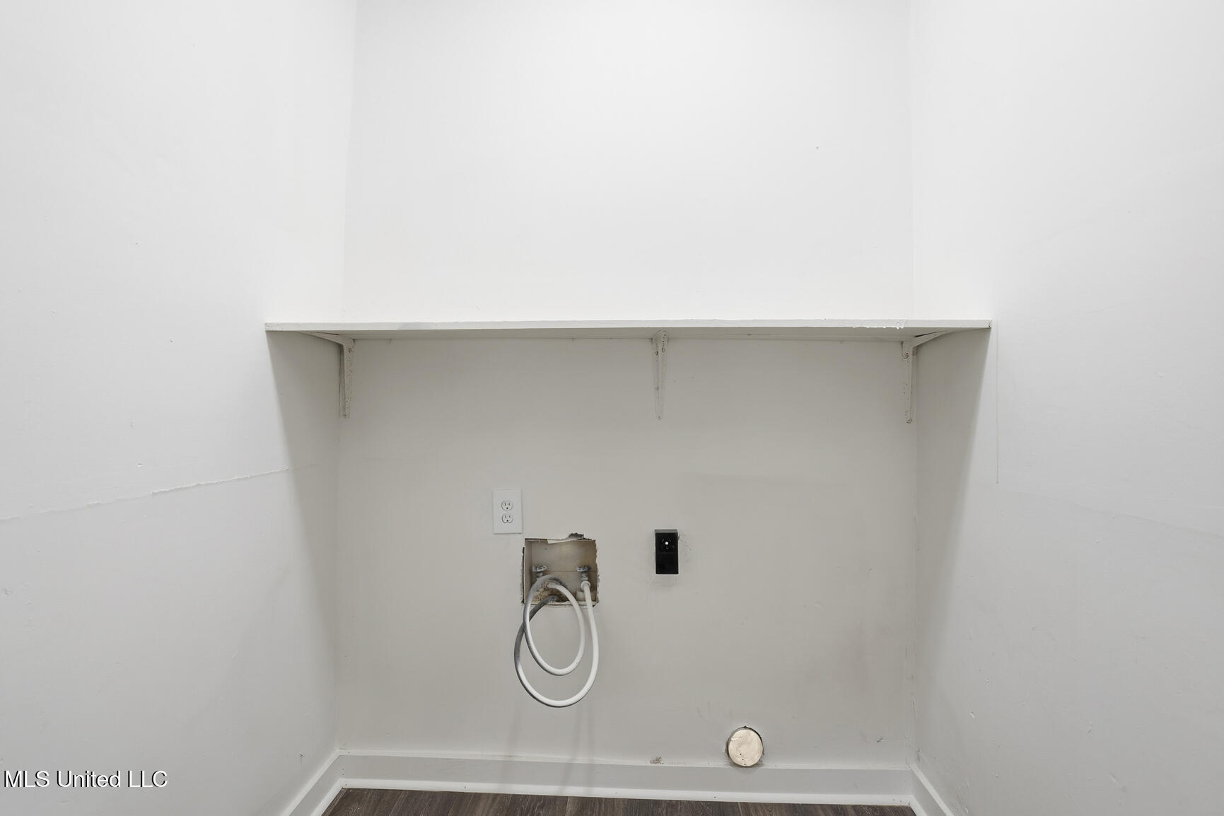 215 Windsor Drive Property Photo 7