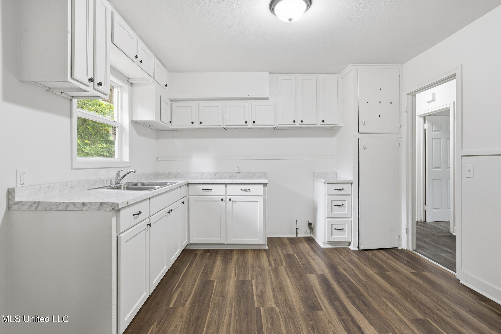 215 Windsor Drive Property Photo 9