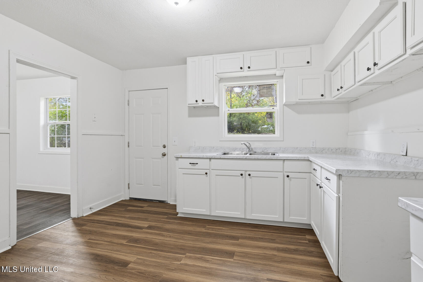 215 Windsor Drive Property Photo 10