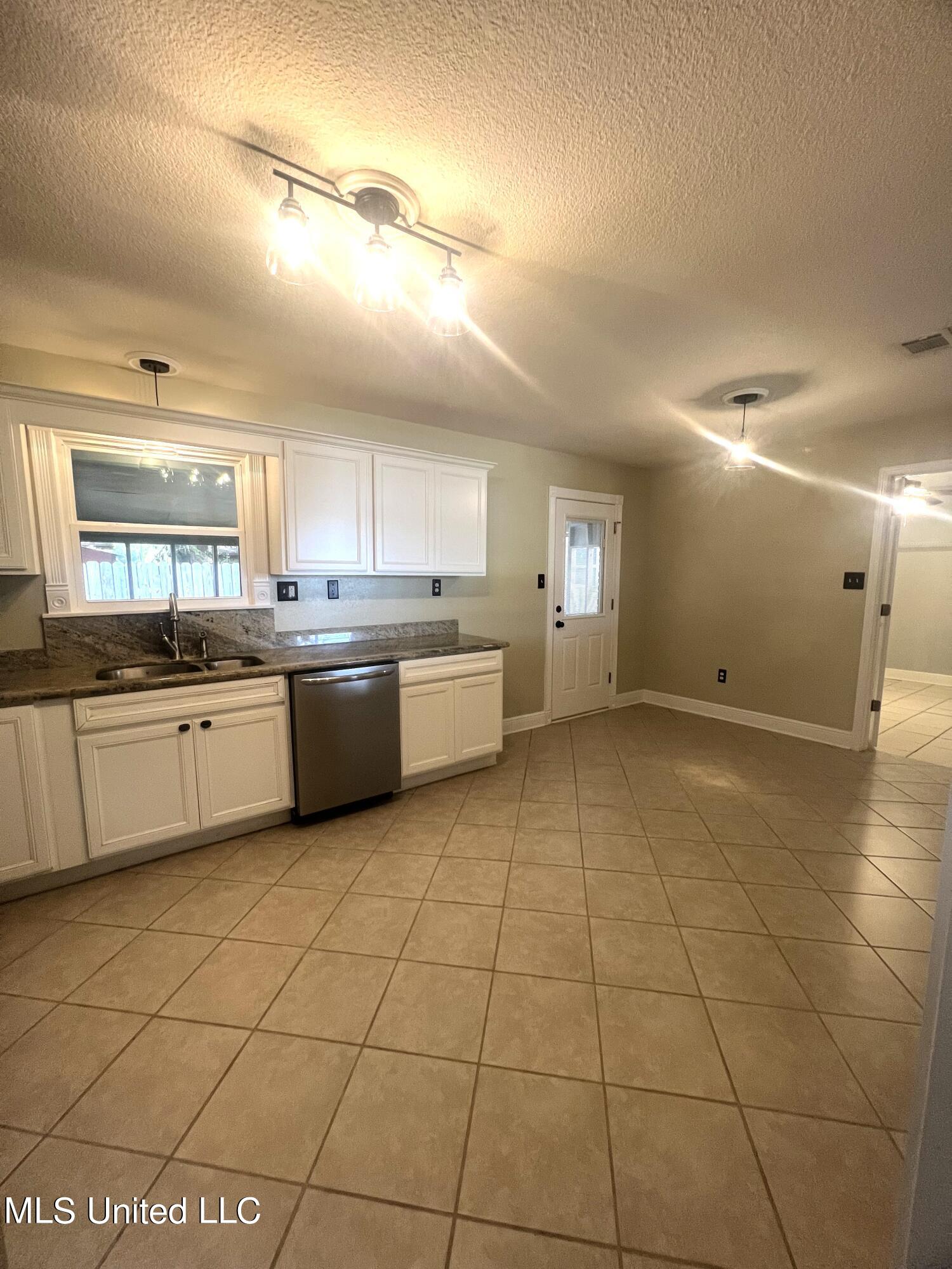 672 Orchard Drive Property Photo 5