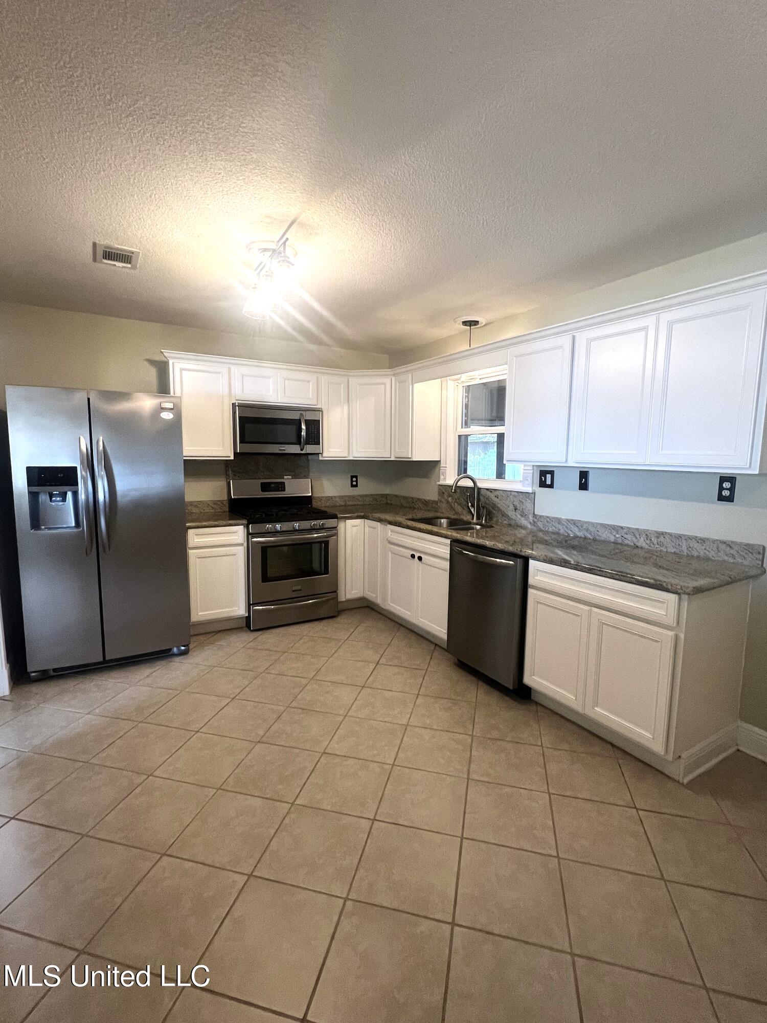 672 Orchard Drive Property Photo 6