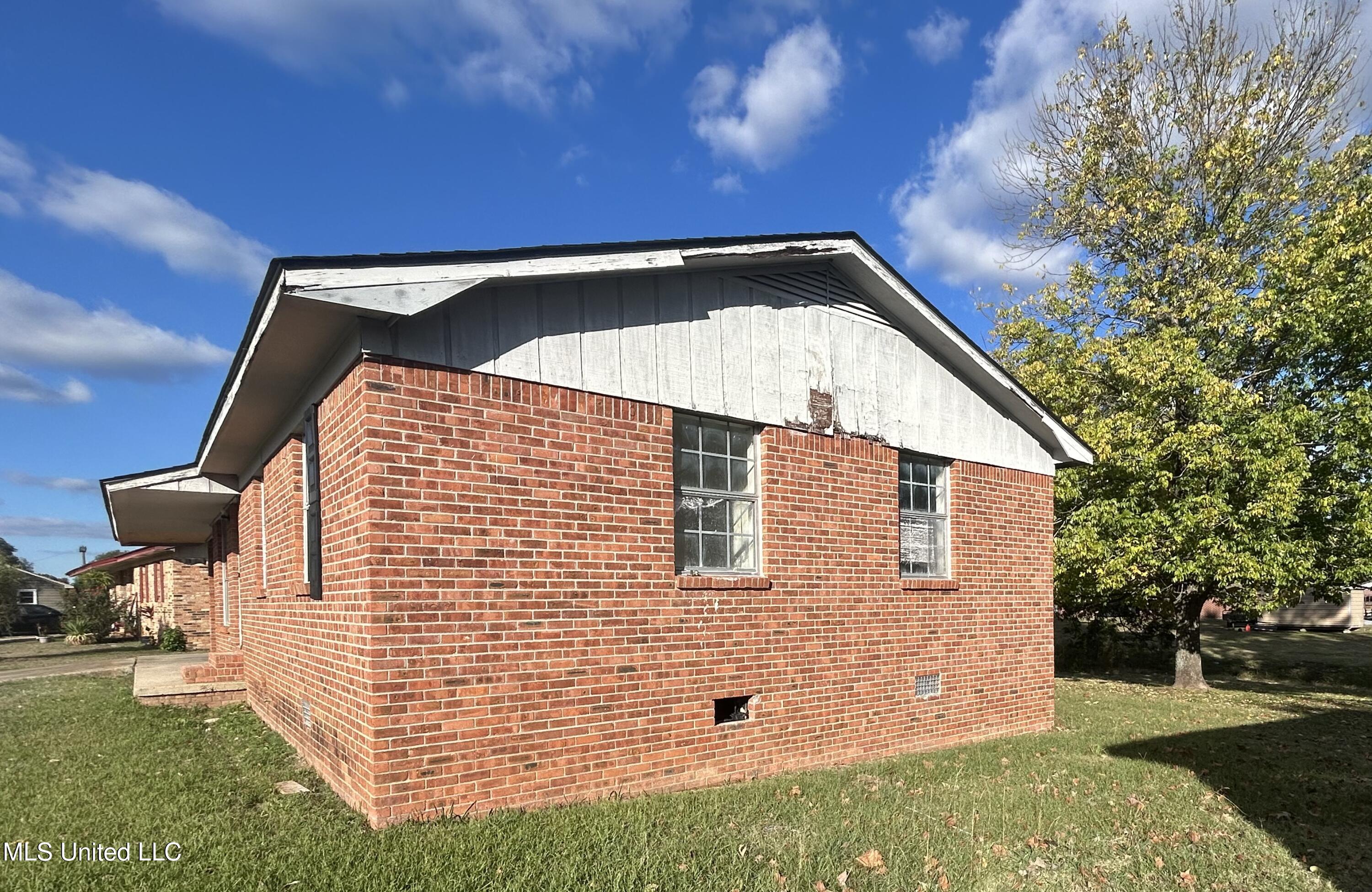 1208 Glendale Circle Property Photo 2