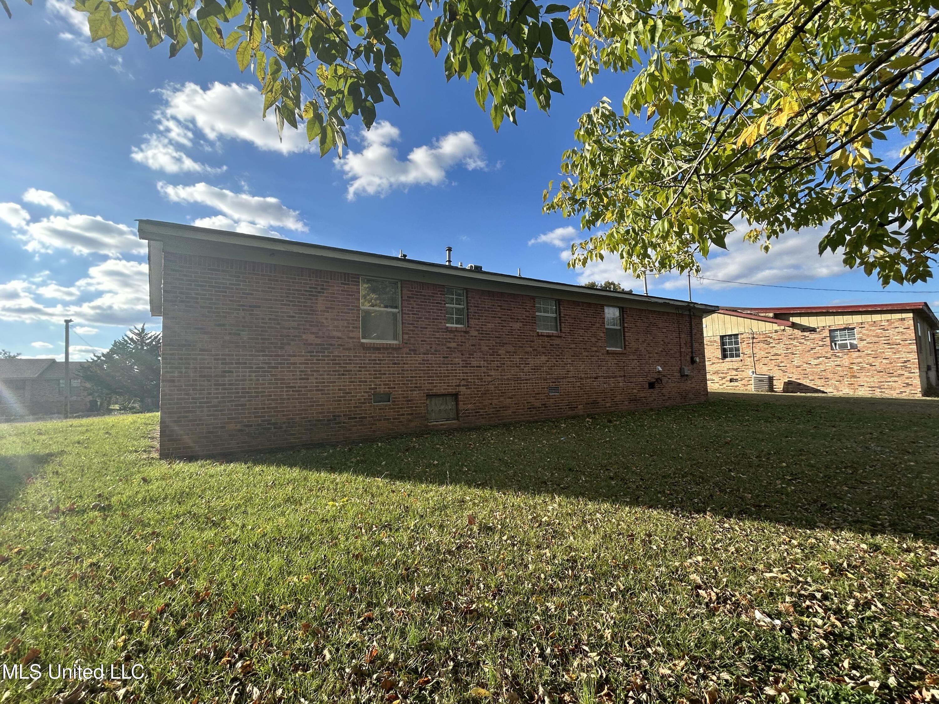 1208 Glendale Circle Property Photo 3