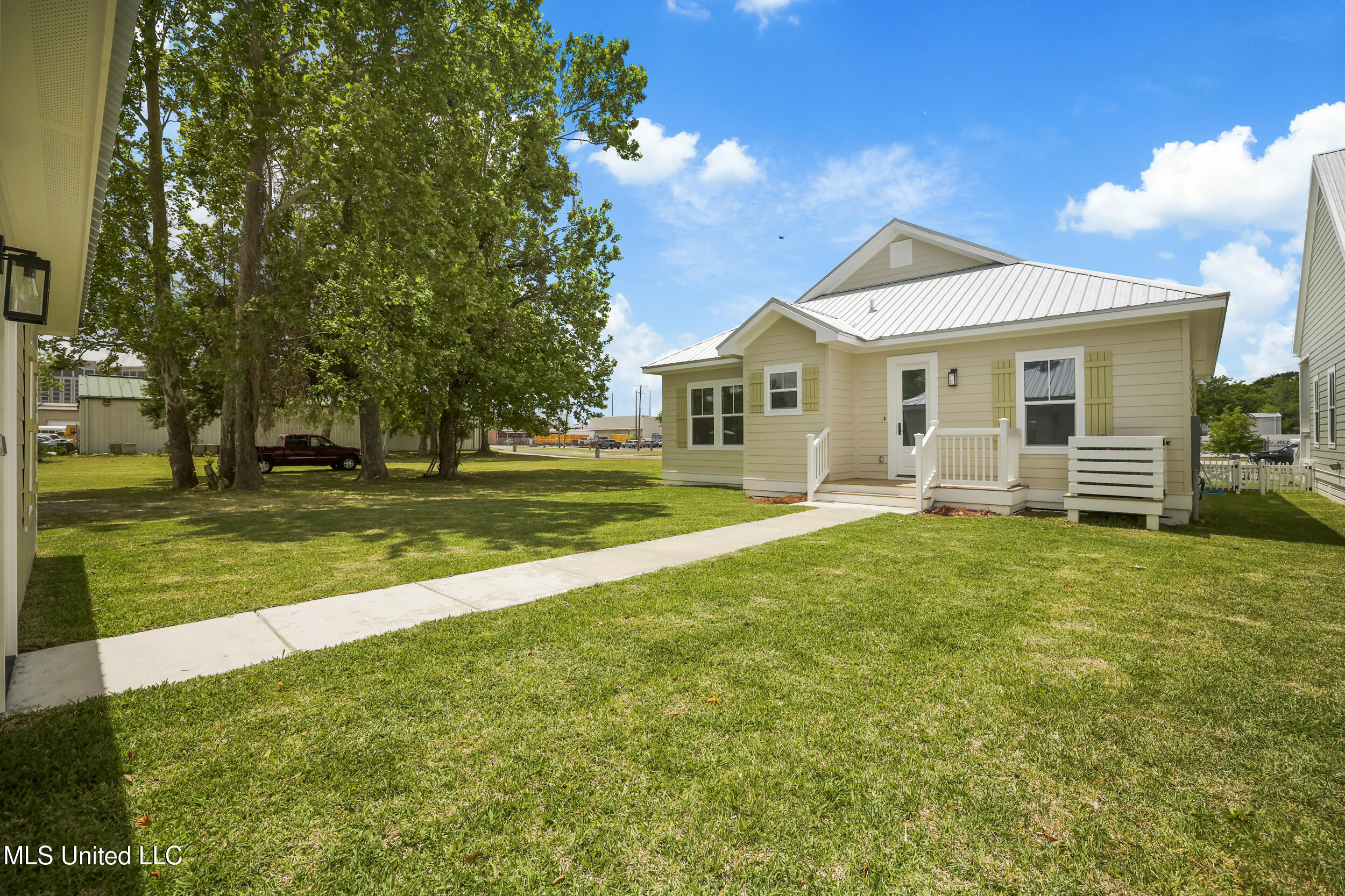 250 Caillavet Street Property Photo 27