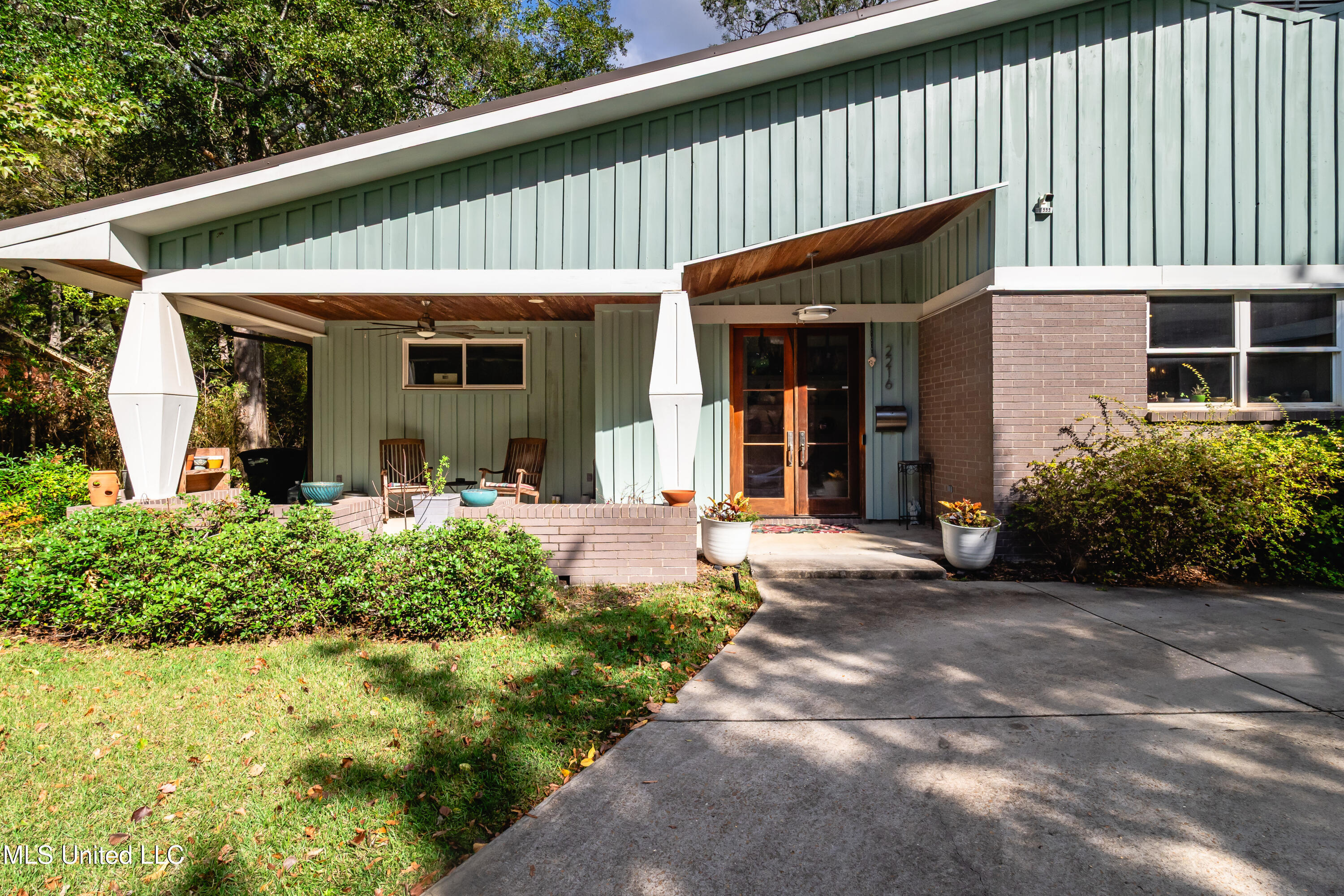 2216 Southwood Road Property Photo 2