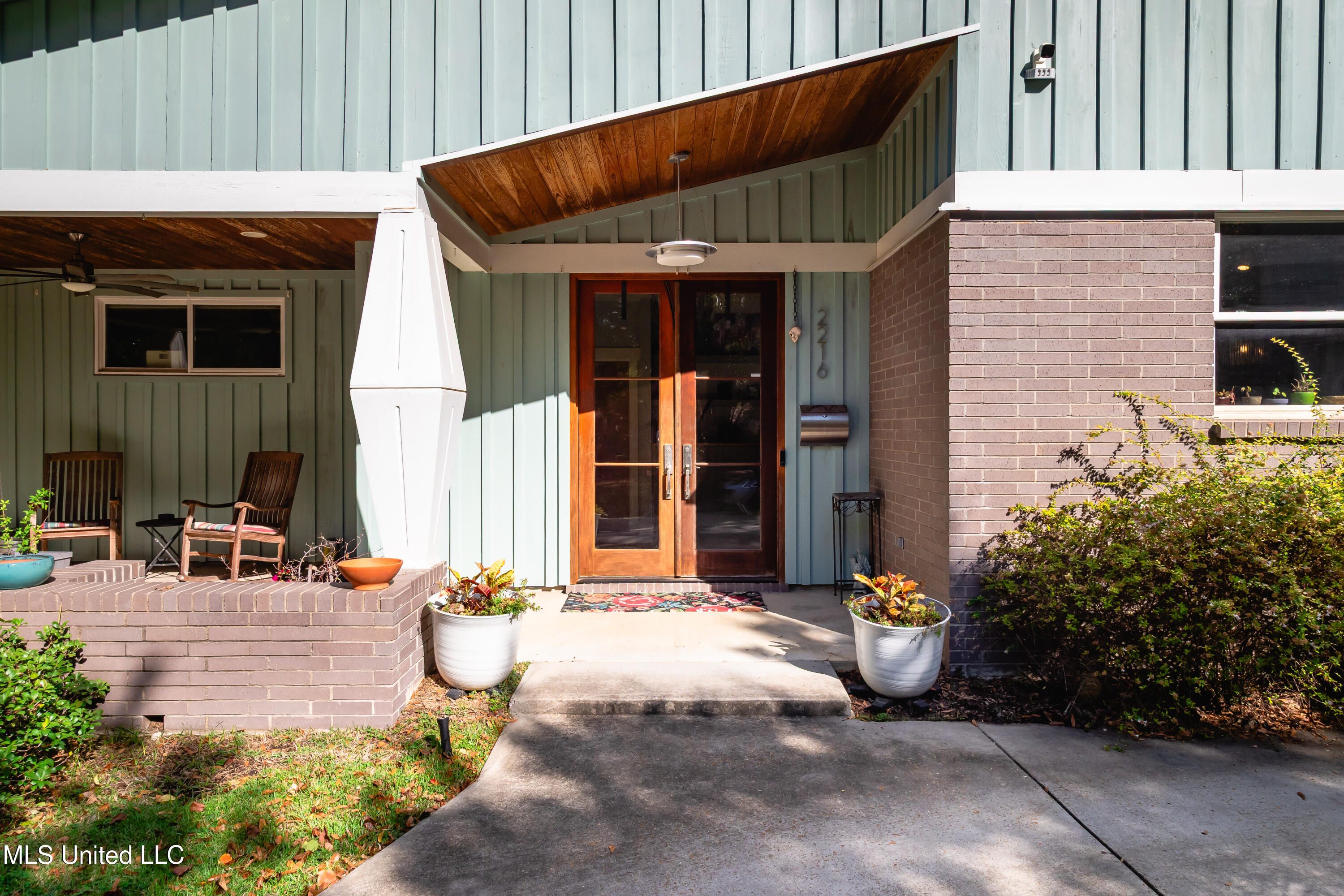 2216 Southwood Road Property Photo 3