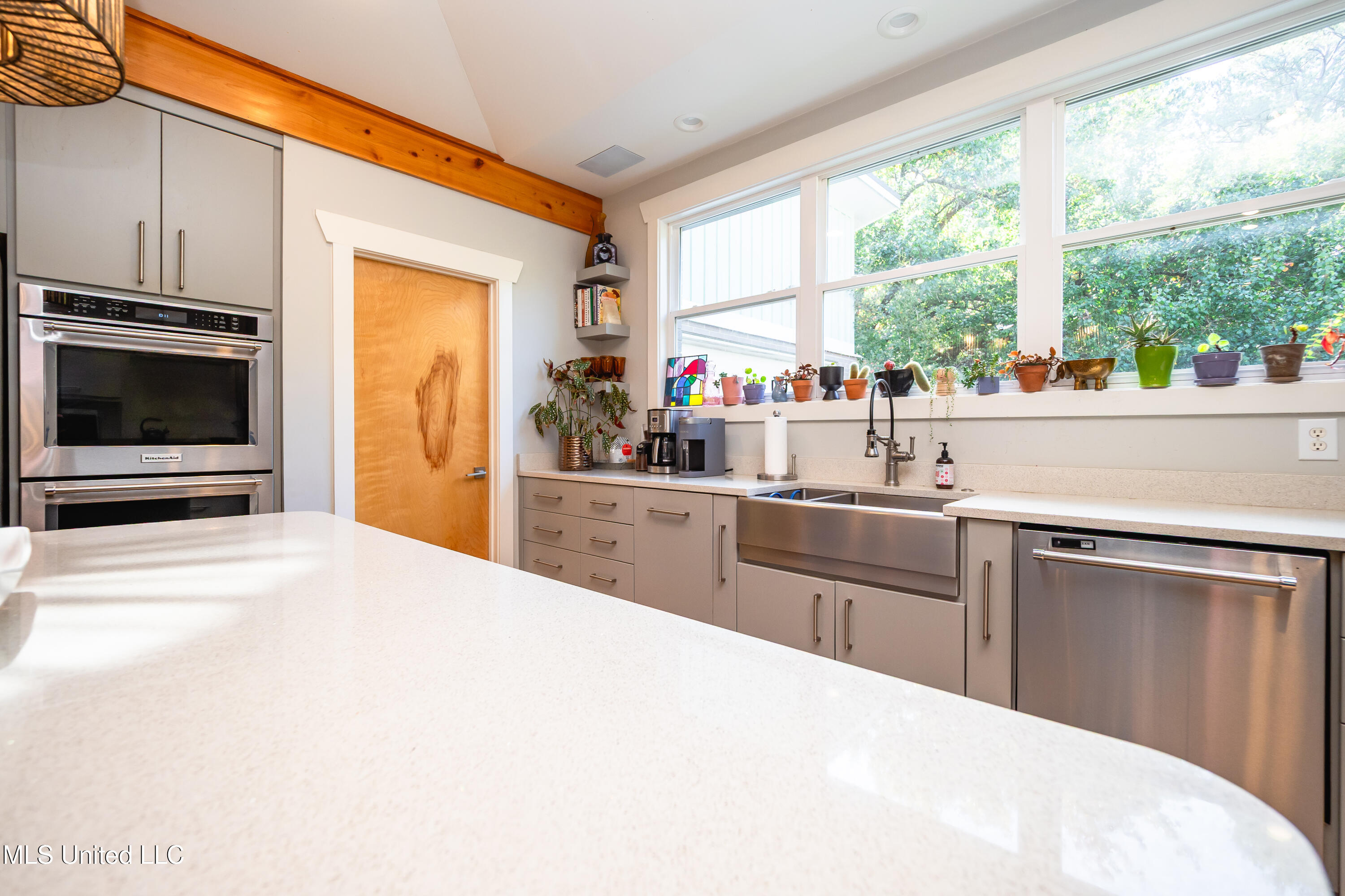 2216 Southwood Road Property Photo 8