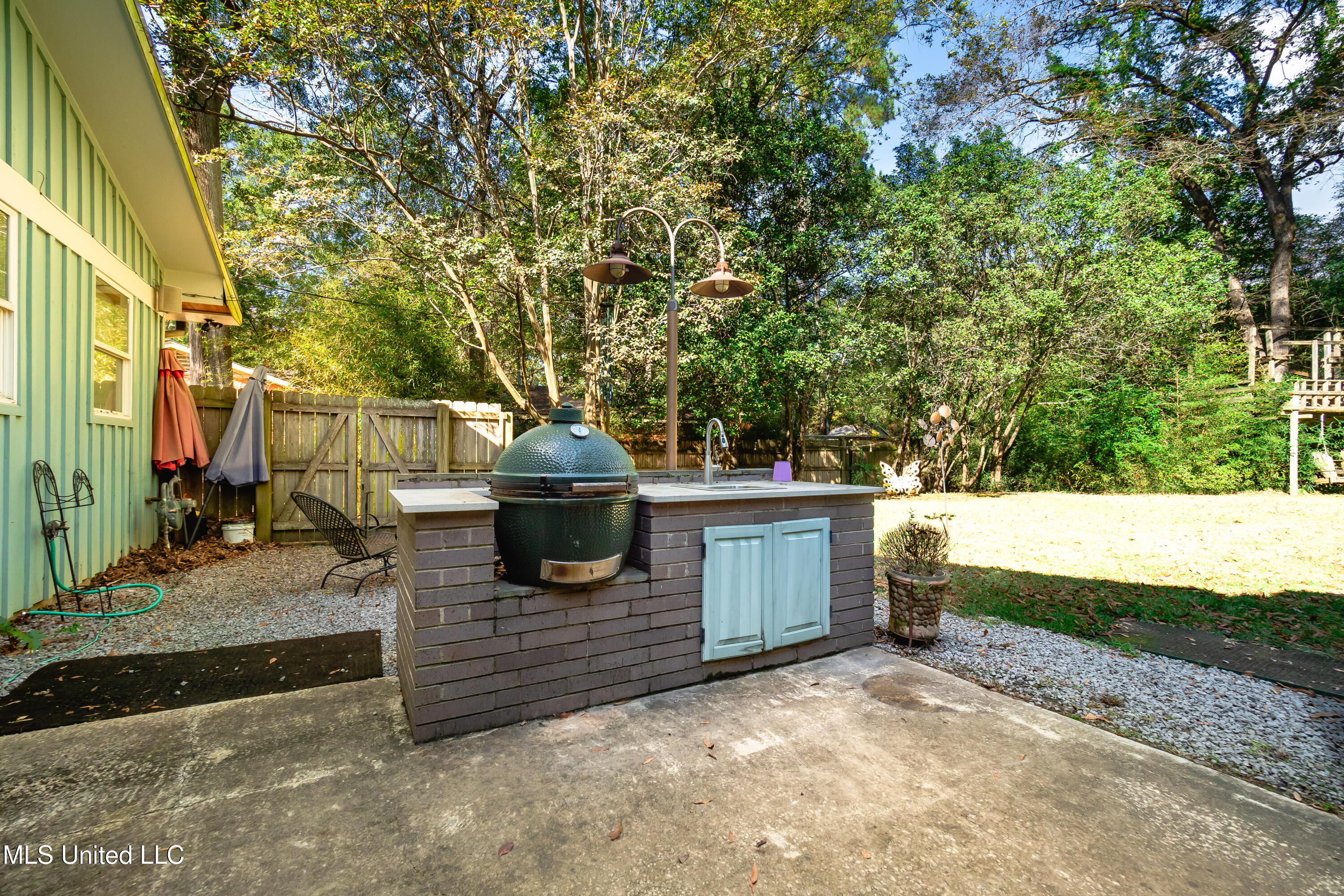 2216 Southwood Road Property Photo 33