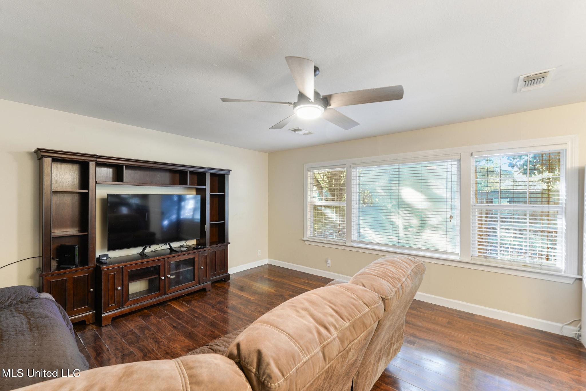 21 E Park Street Property Photo 4