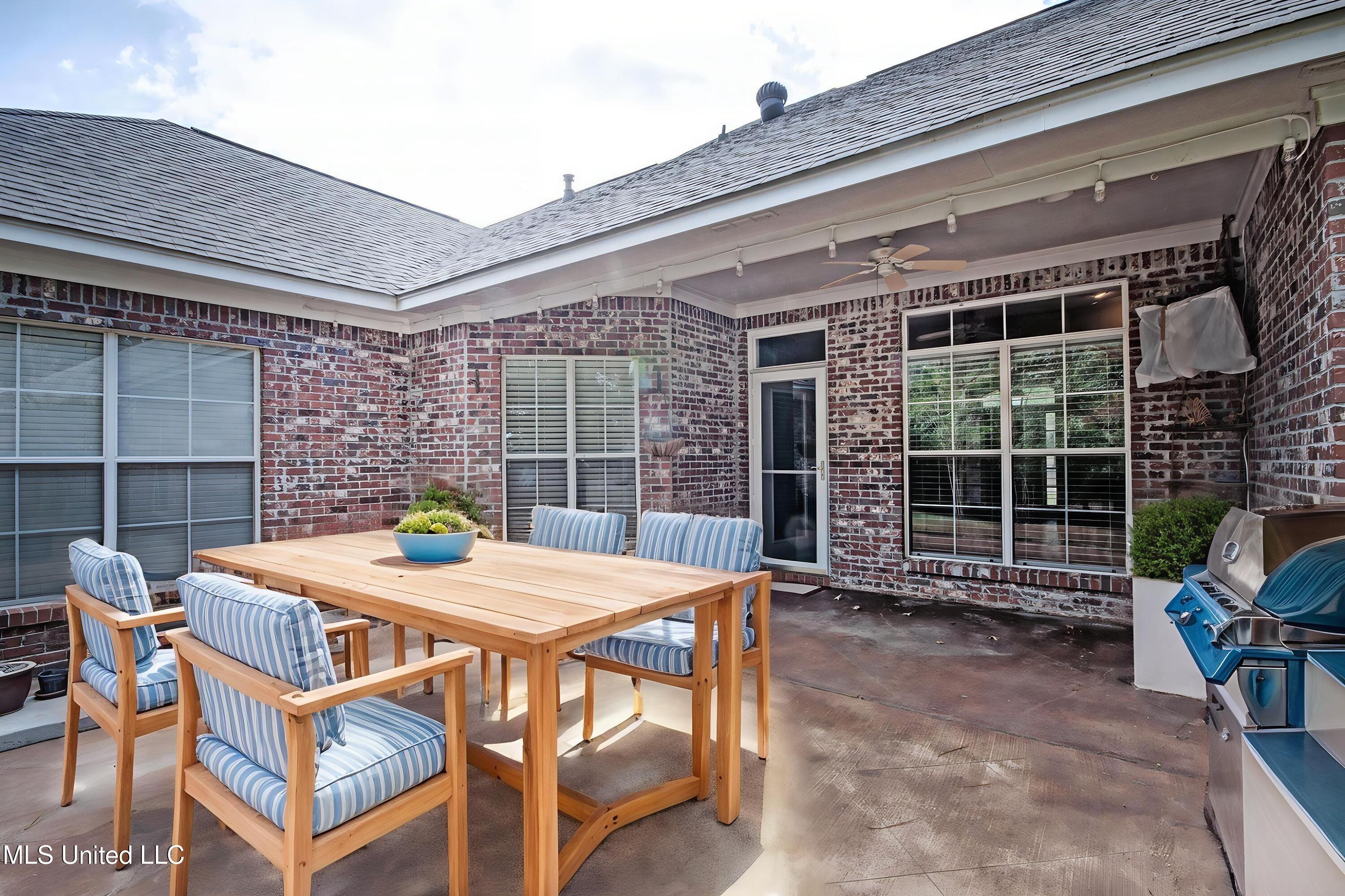 135 Seville Way Property Photo 5