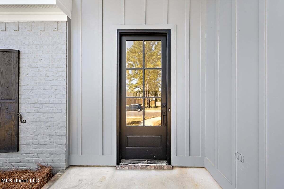 205 Lakecrest Drive Property Photo 2