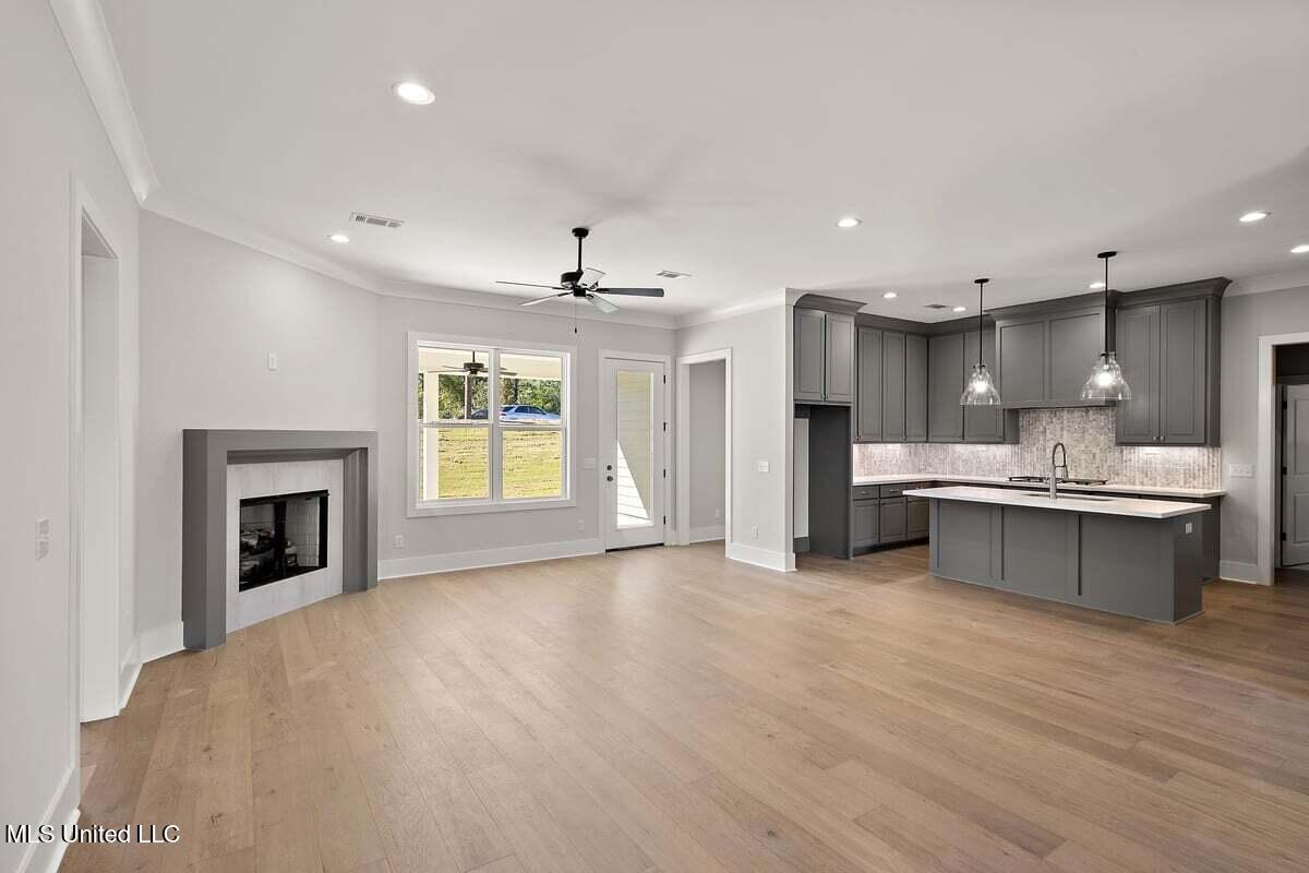 205 Lakecrest Drive Property Photo 4