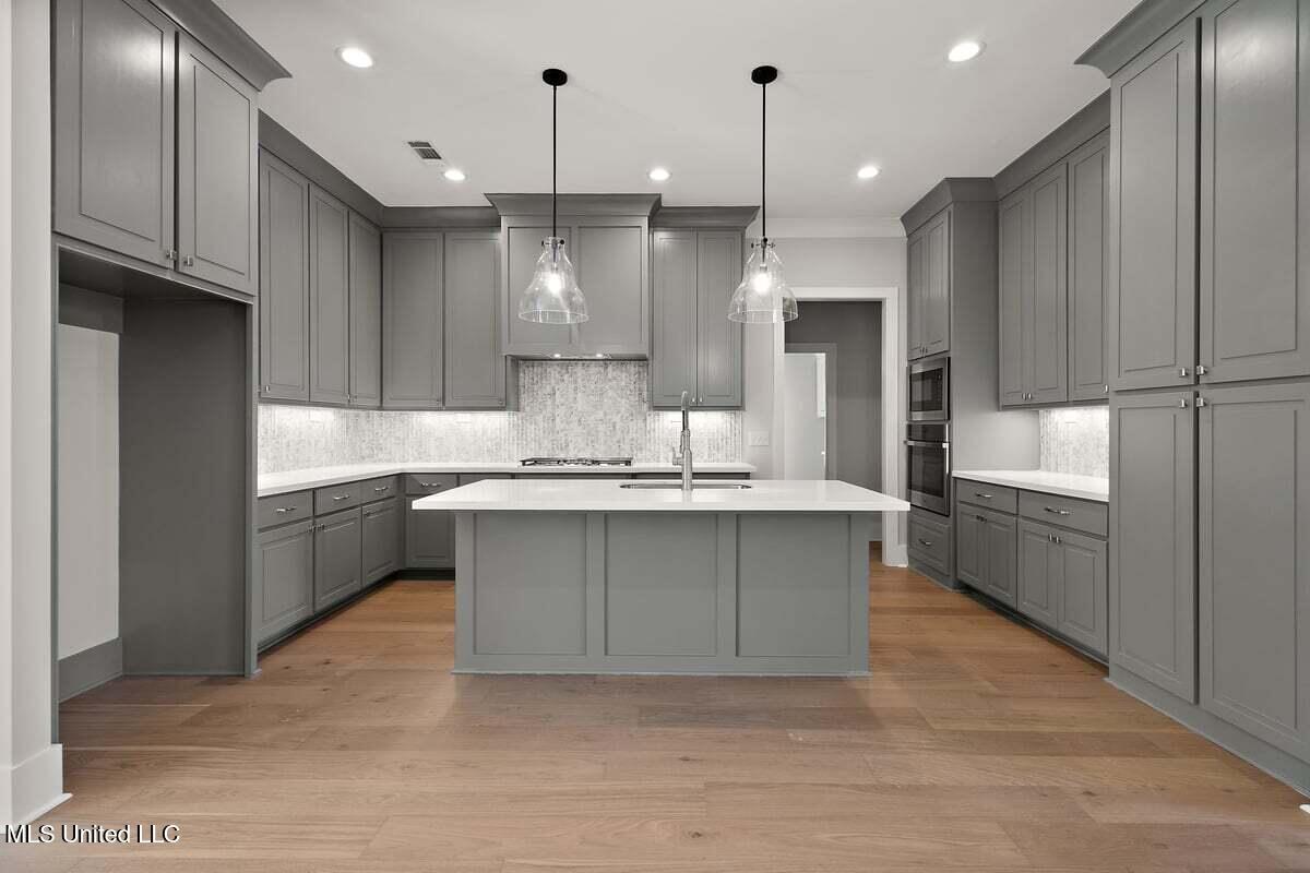 205 Lakecrest Drive Property Photo 8