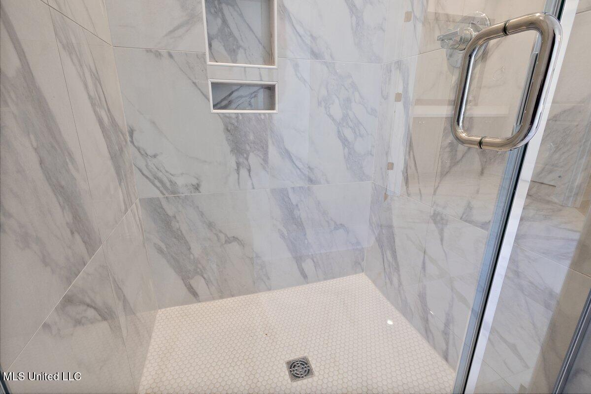 205 Lakecrest Drive Property Photo 17