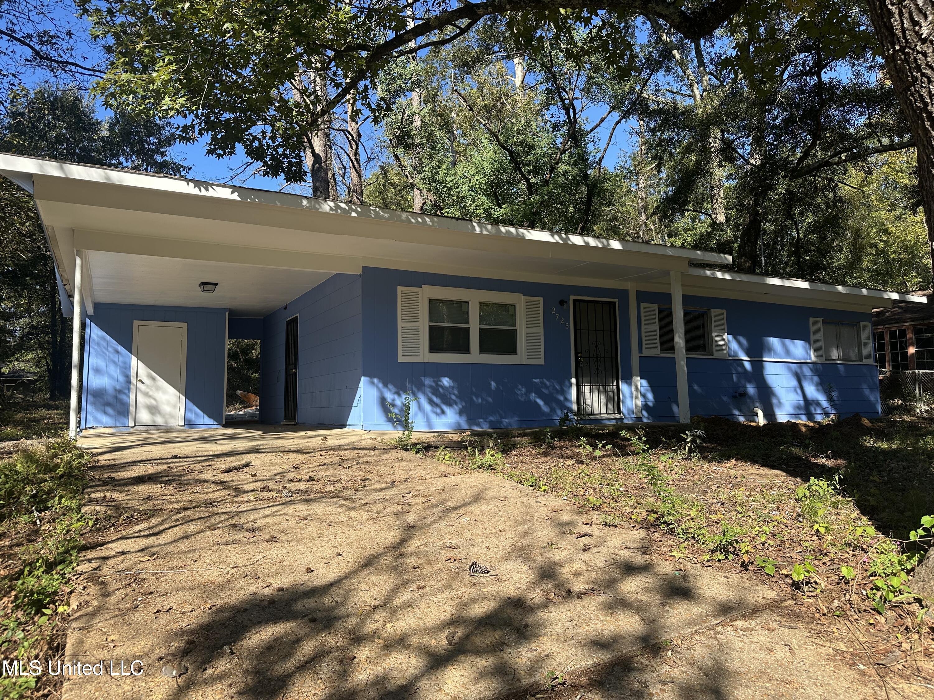 2725 Charleston Drive Property Photo 1