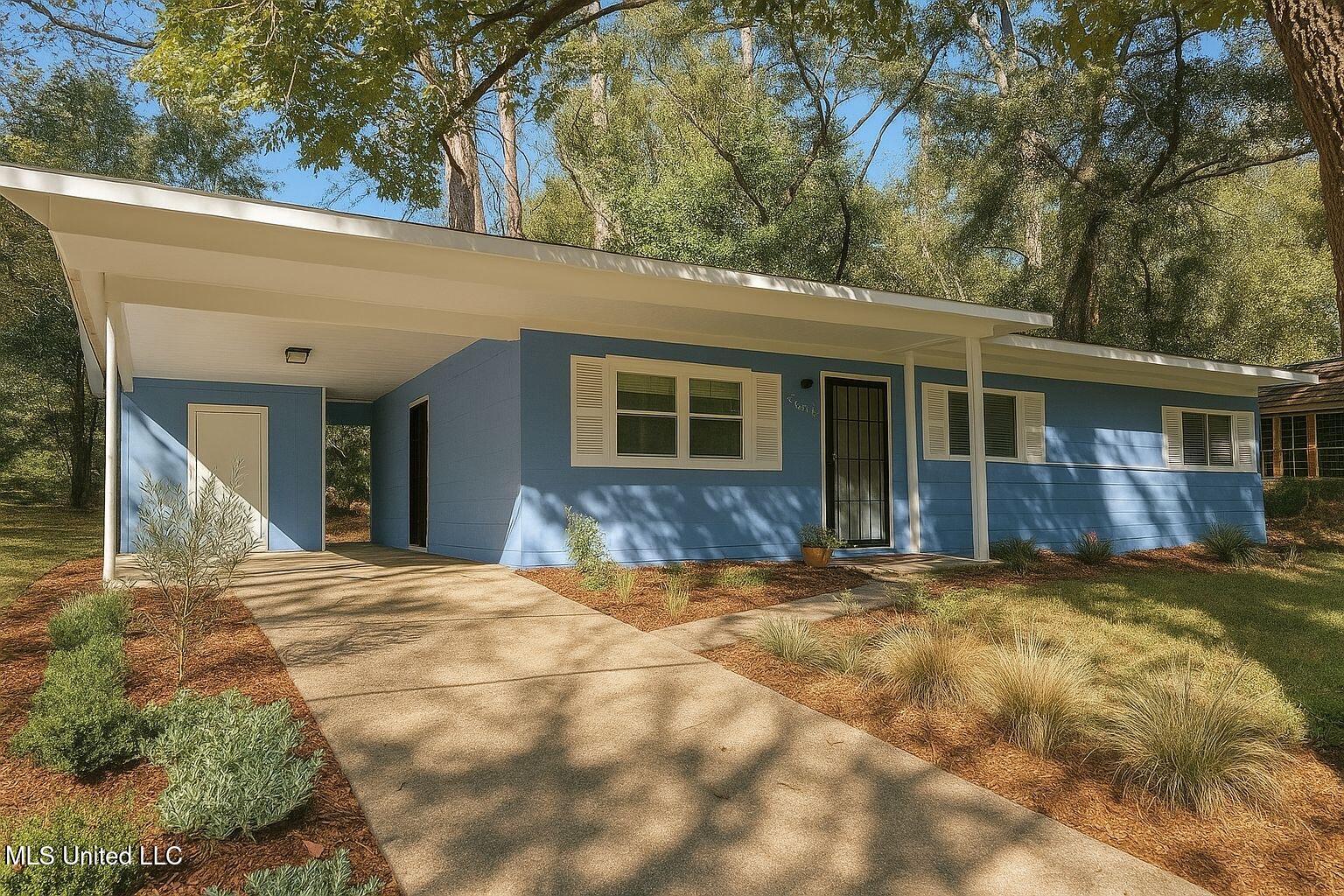 2725 Charleston Drive Property Photo 2