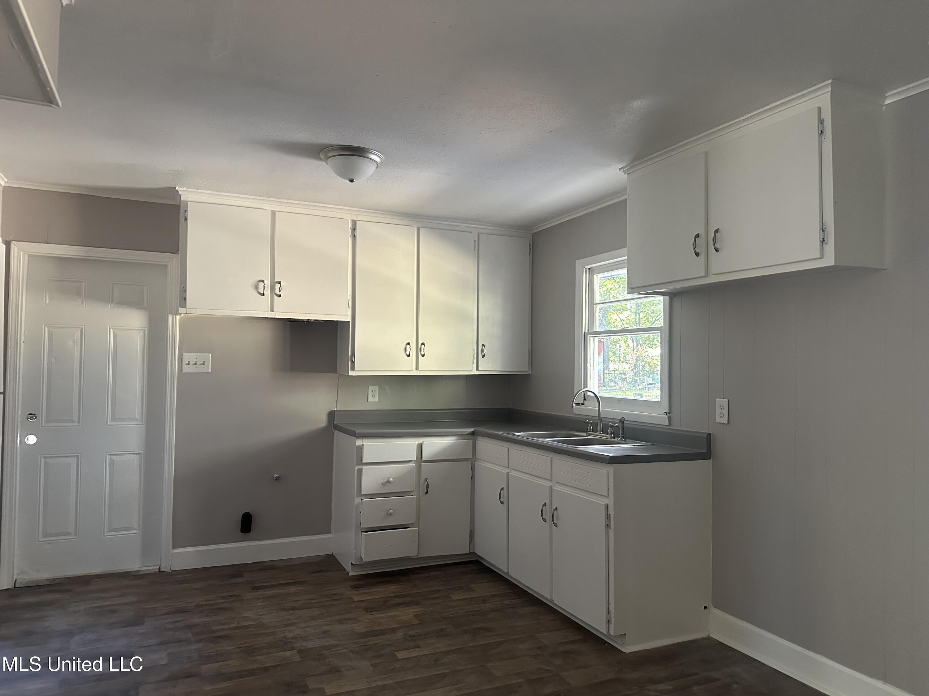 2725 Charleston Drive Property Photo 4