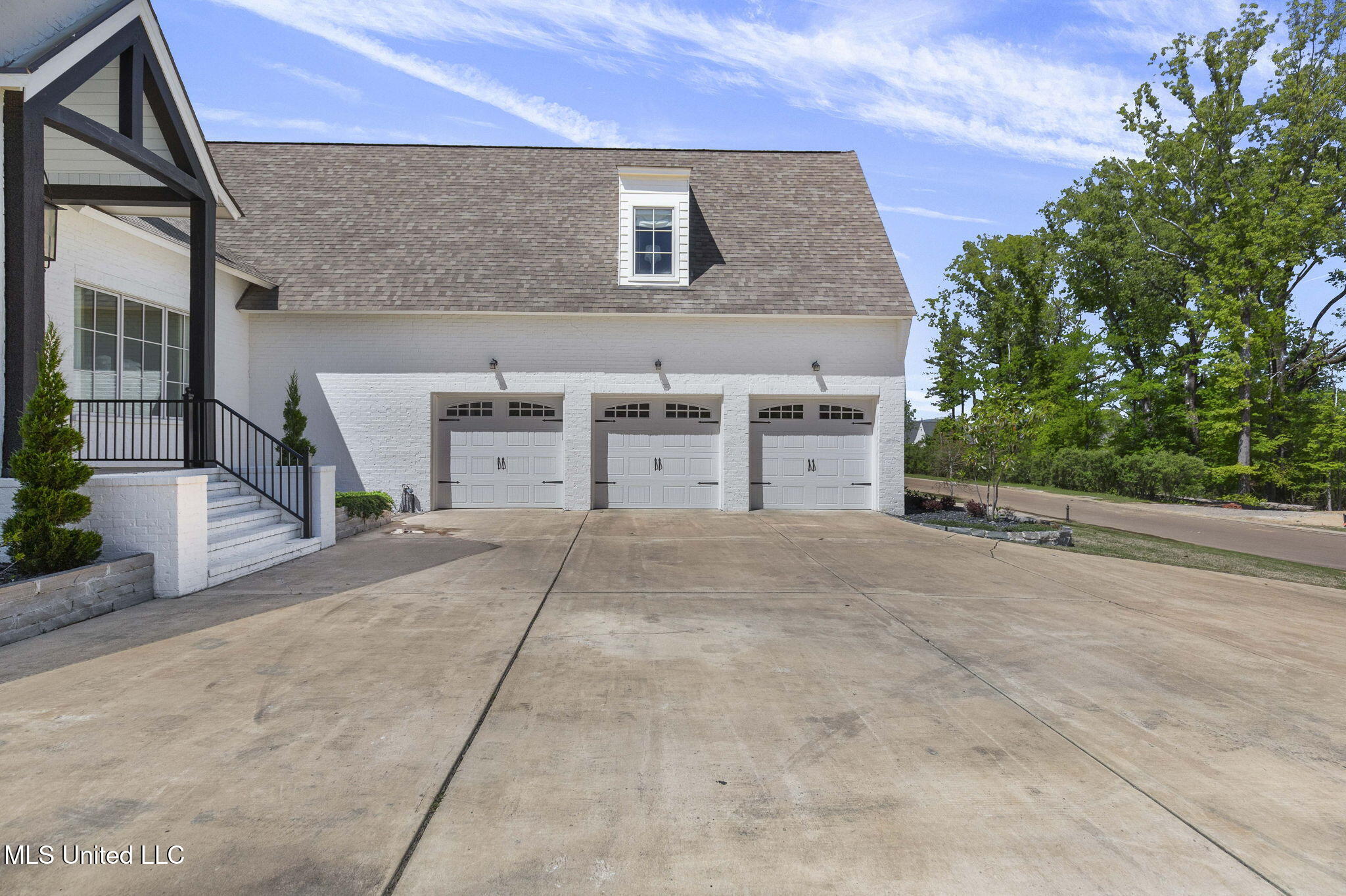 323 Penrose Place Property Photo 6