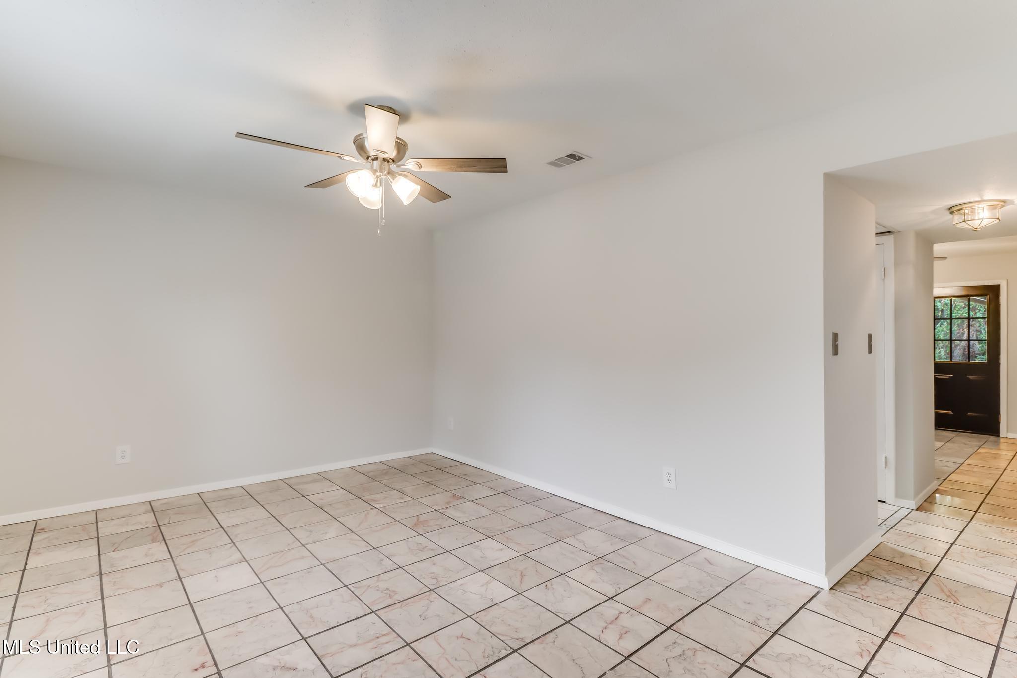 15241 N Parkwood Drive Property Photo 2