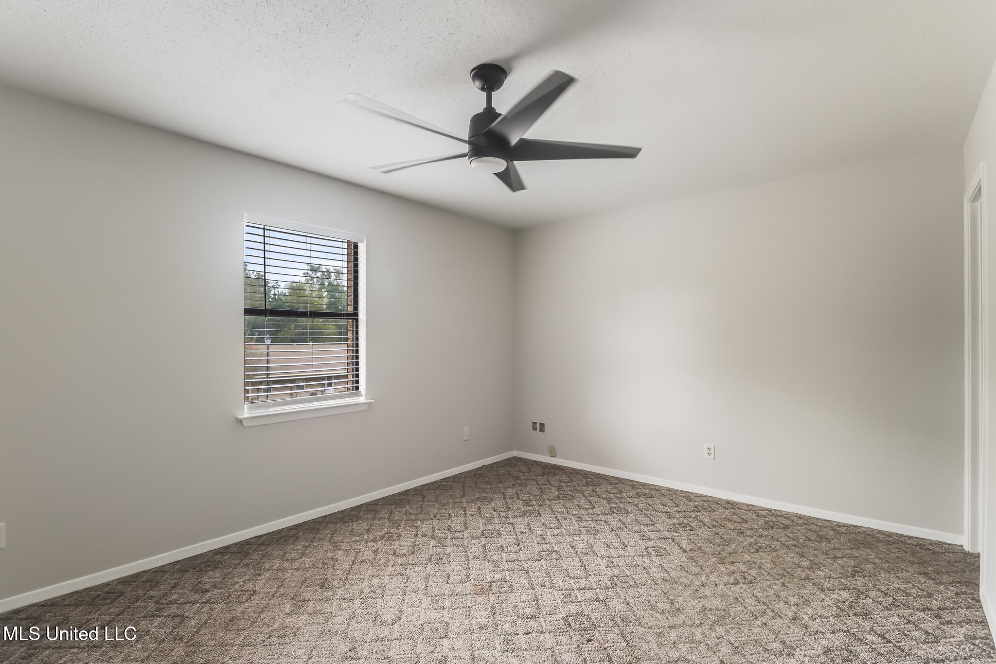 15241 N Parkwood Drive Property Photo 9