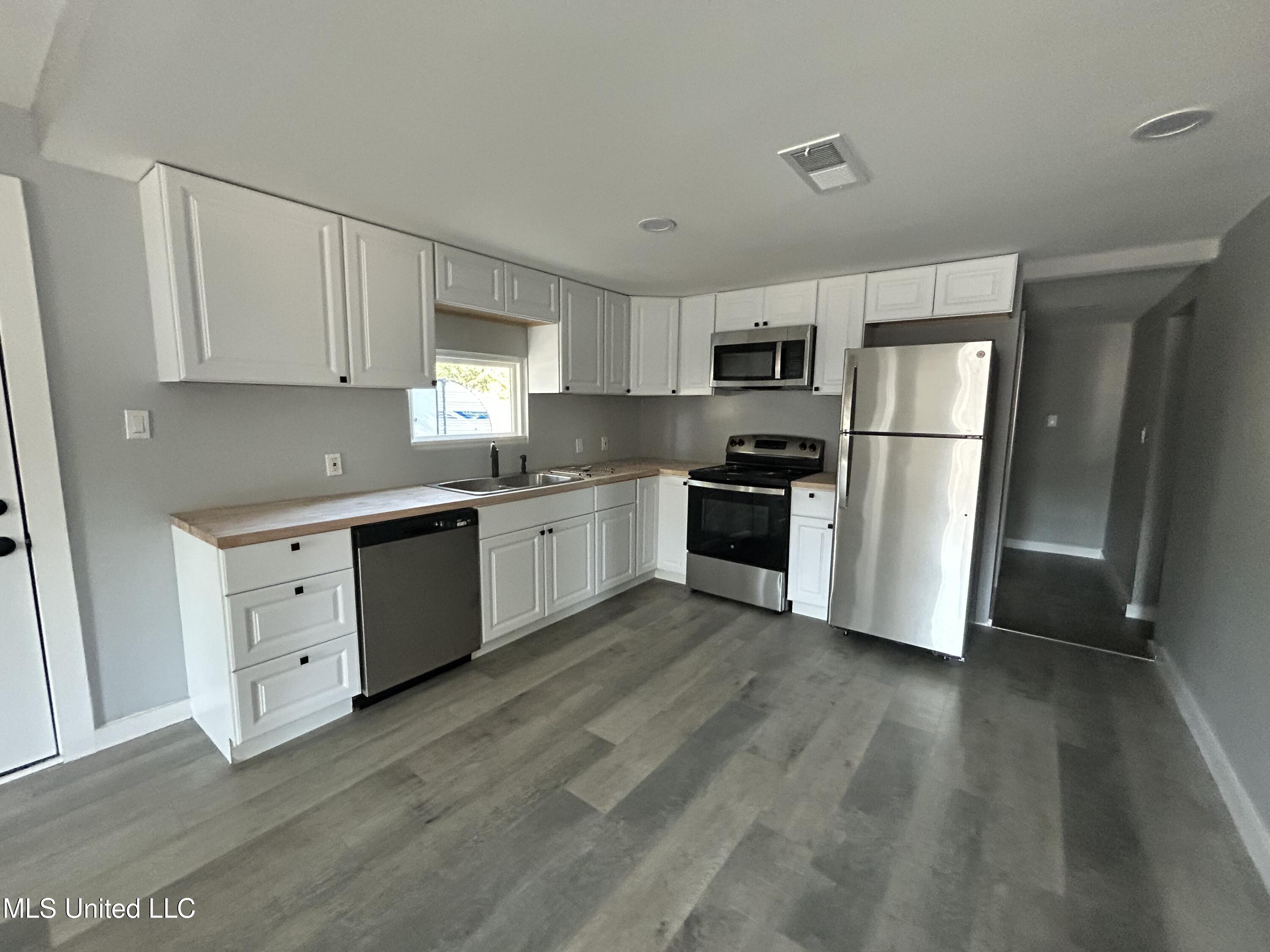 220 Russell Street Property Photo 3