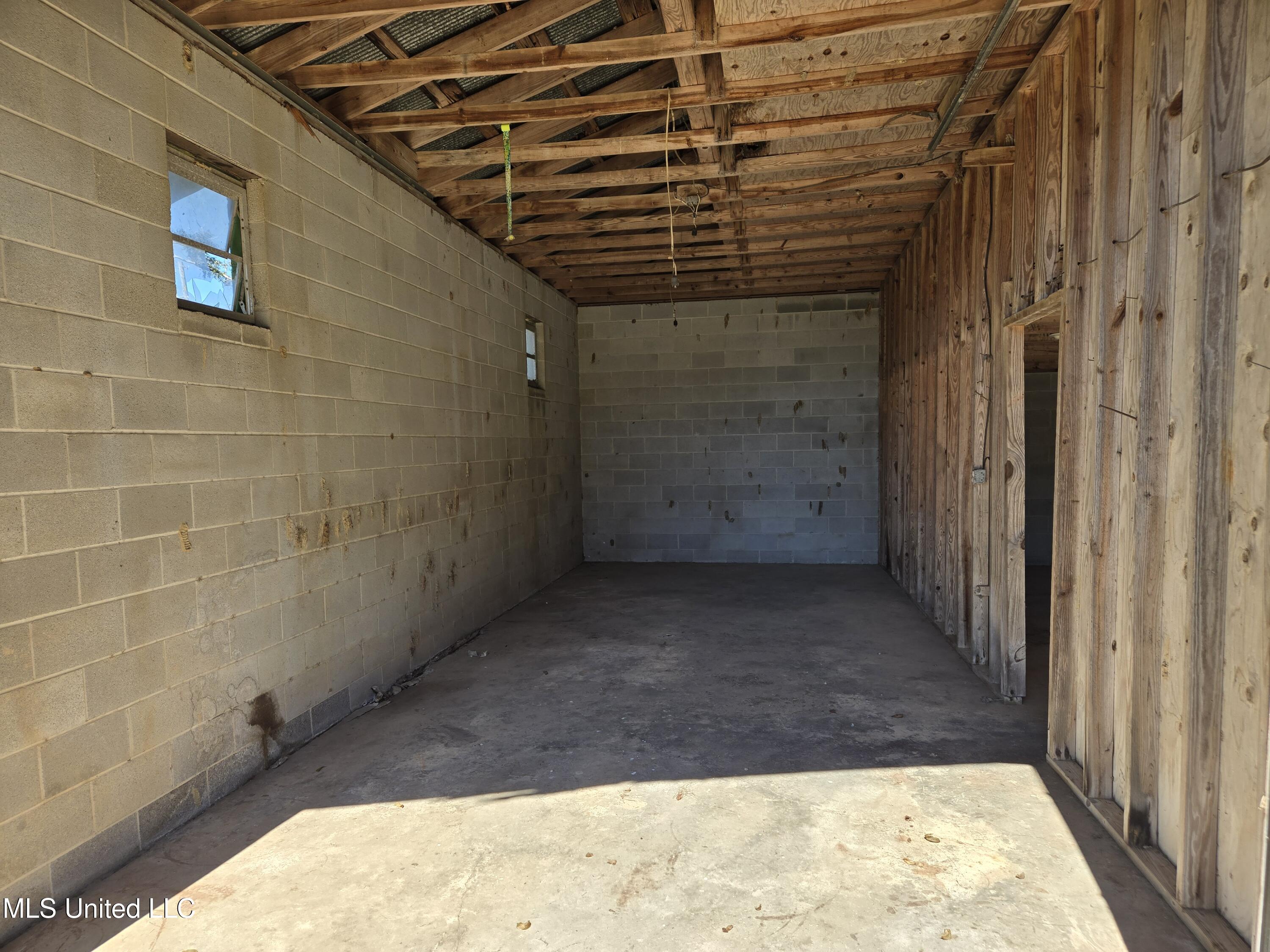 13165 Highway 613 Property Photo 32