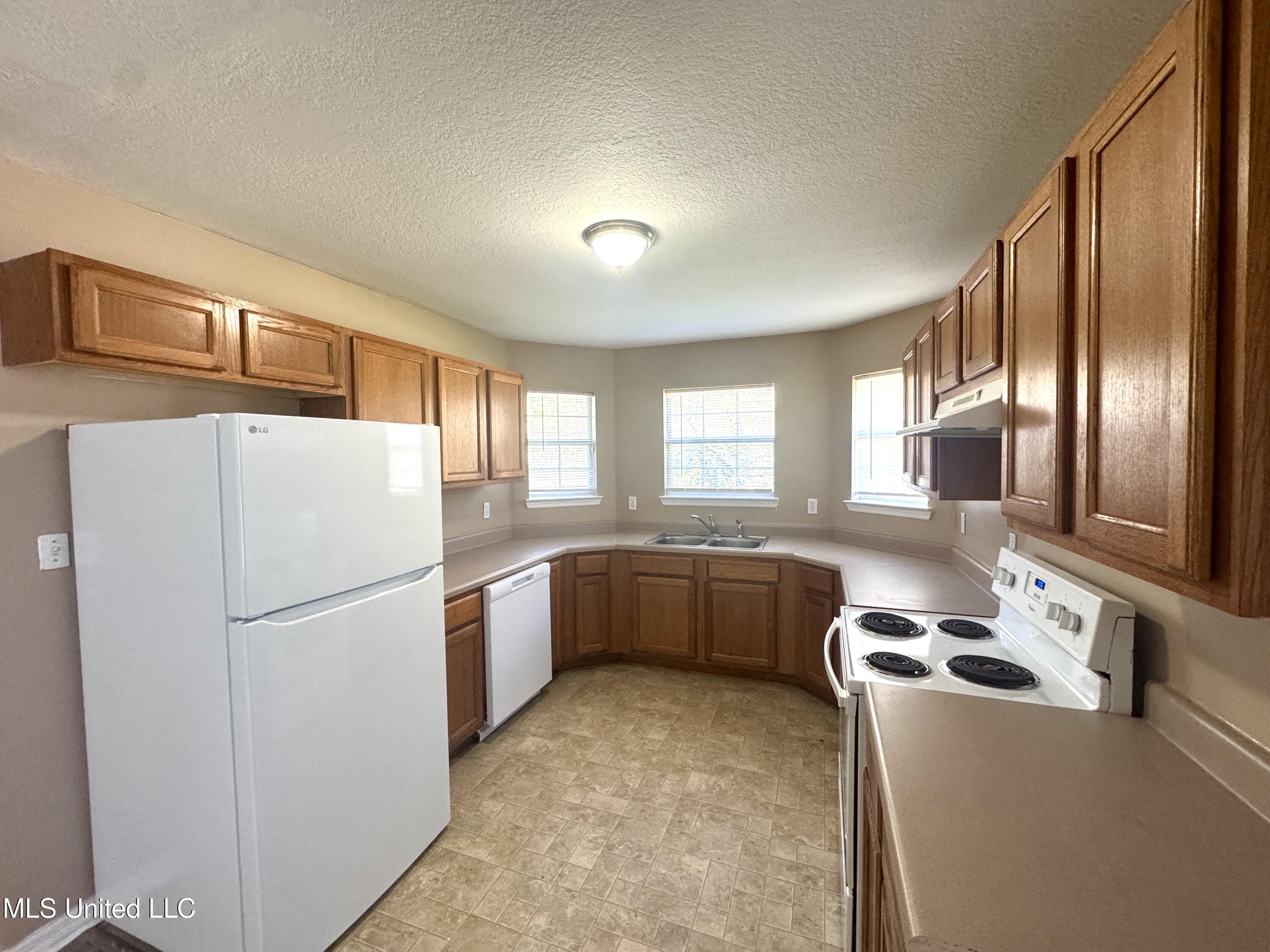 6195 E Jackson Street Property Photo 4