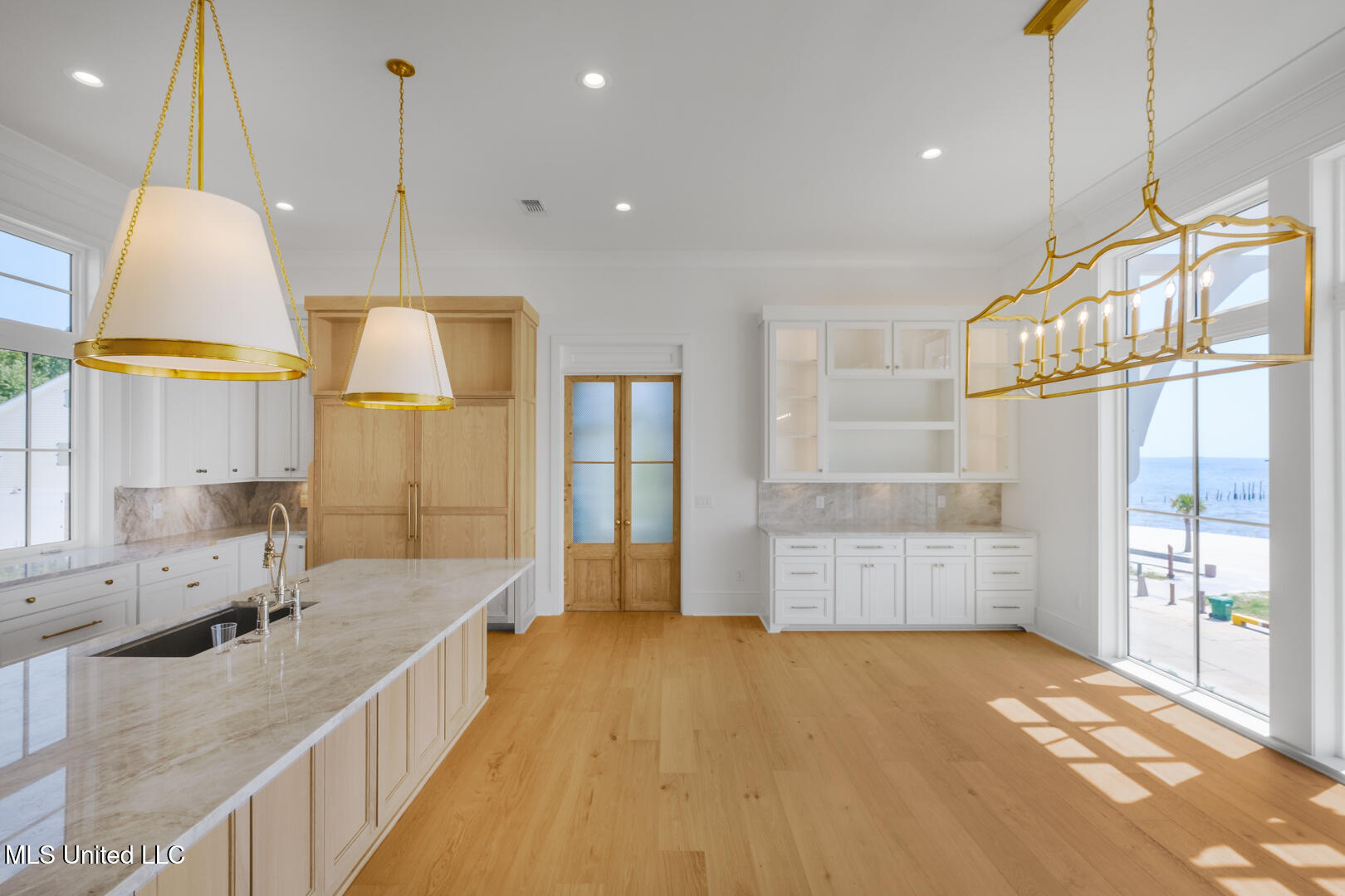 102 S Beach Drive Property Photo 4