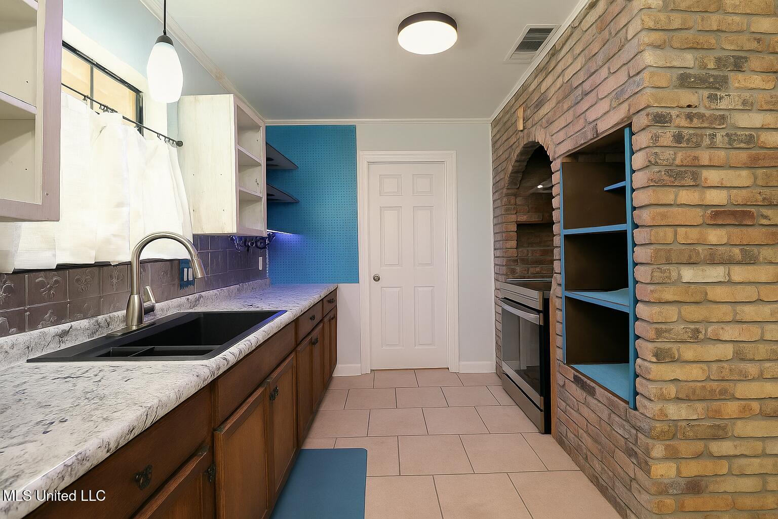 123 Tennyson Cove Property Photo 4