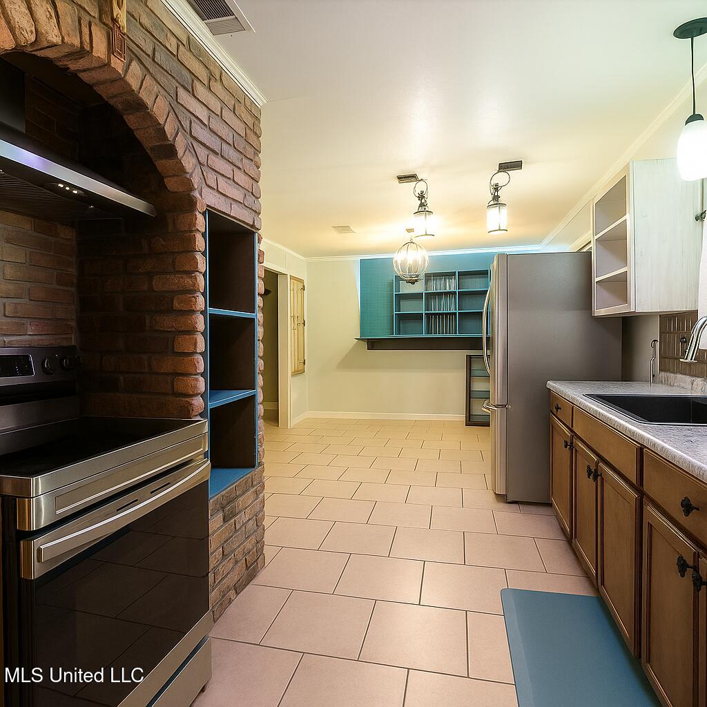 123 Tennyson Cove Property Photo 5