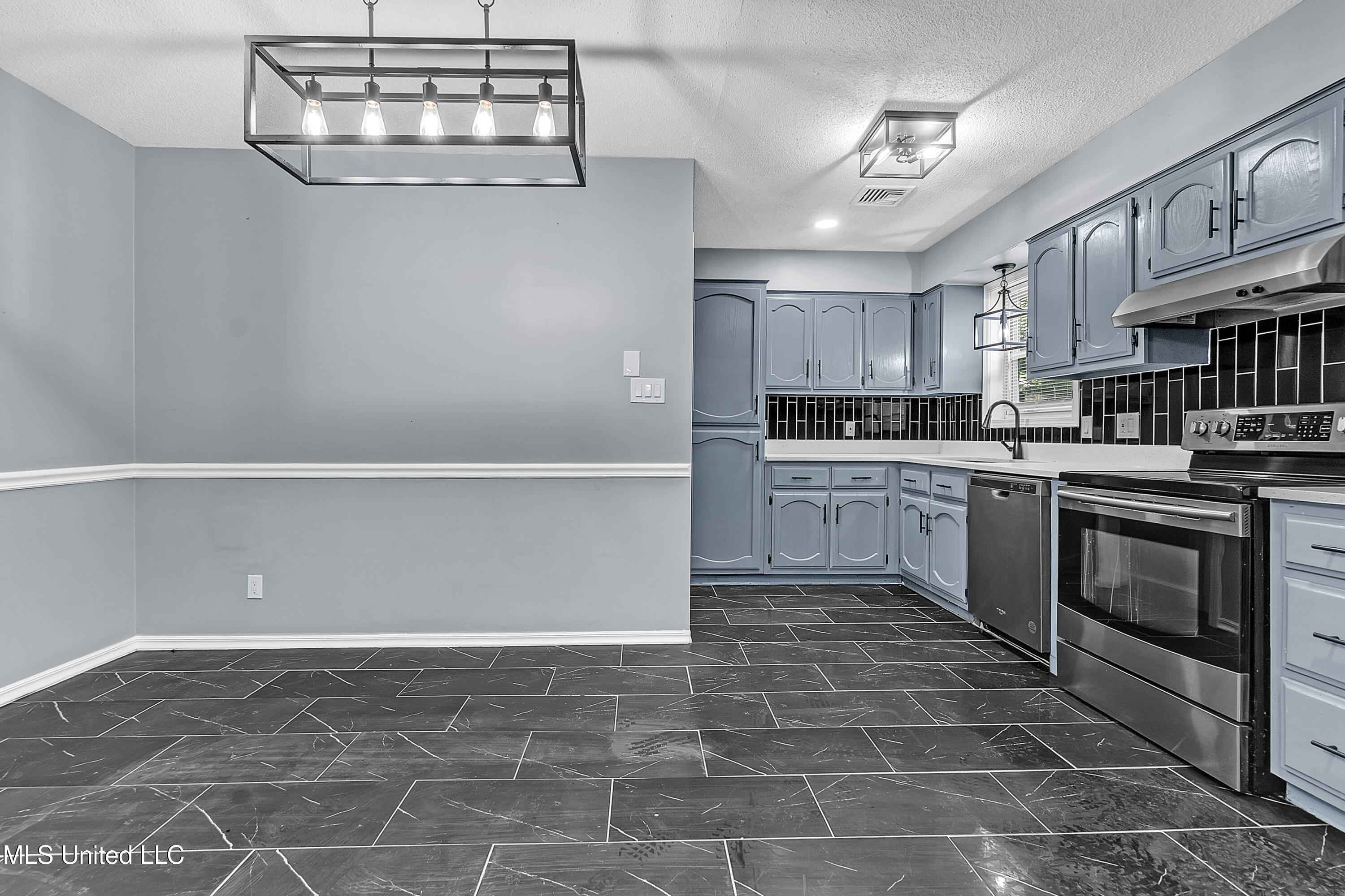 8590 W Cedar Circle Property Photo 6