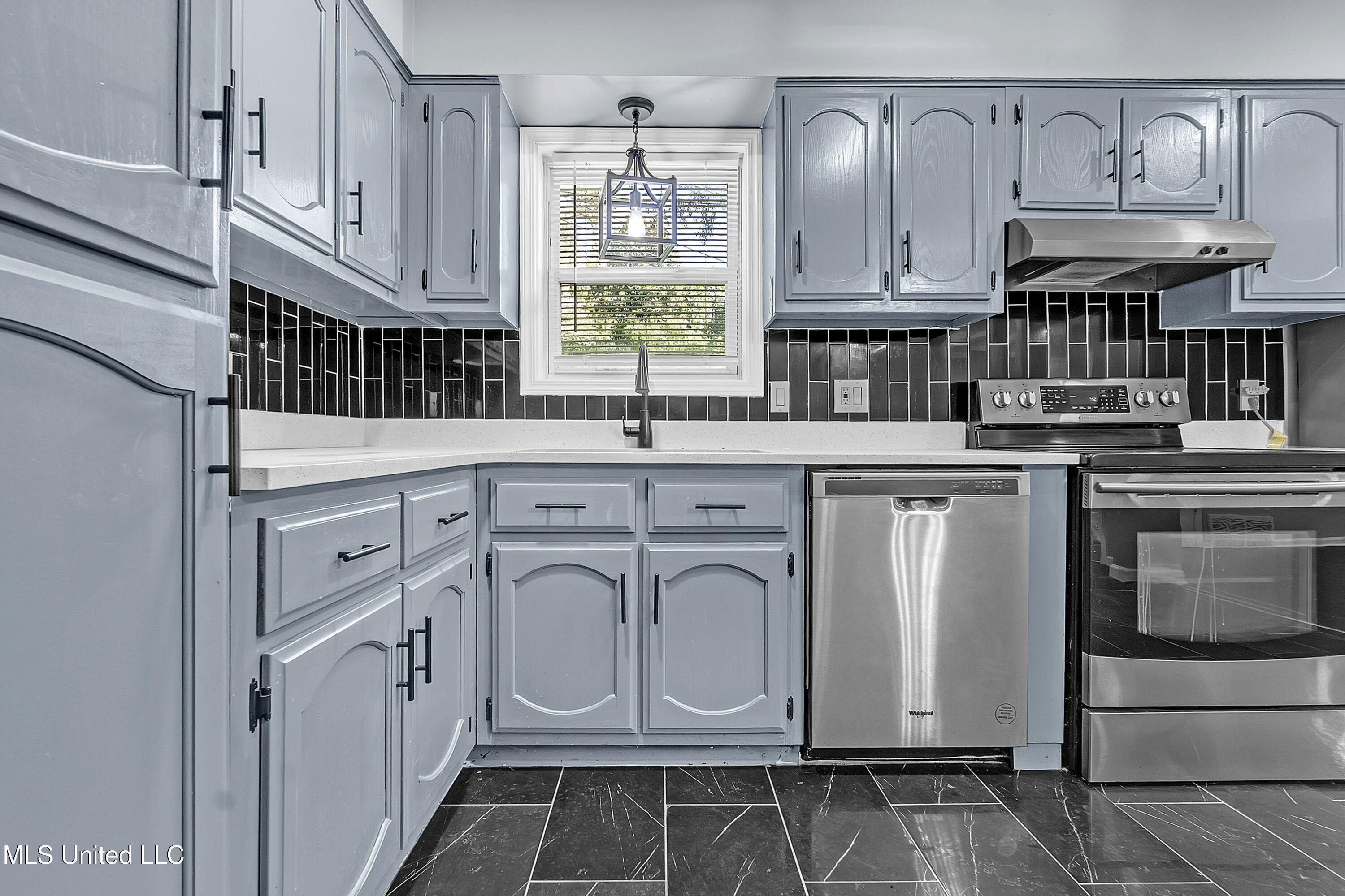 8590 W Cedar Circle Property Photo 9