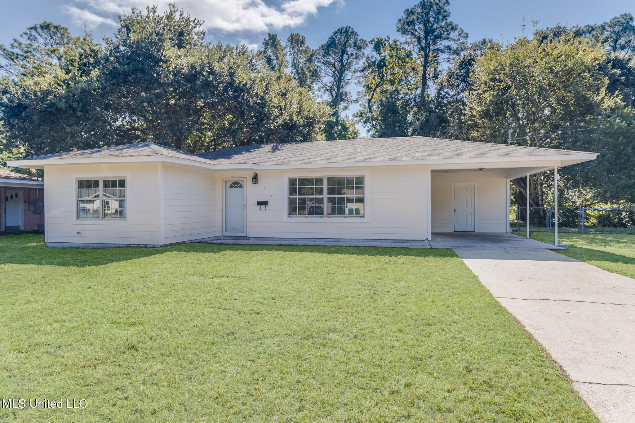 215 Ridgeway Drive Property Photo 1