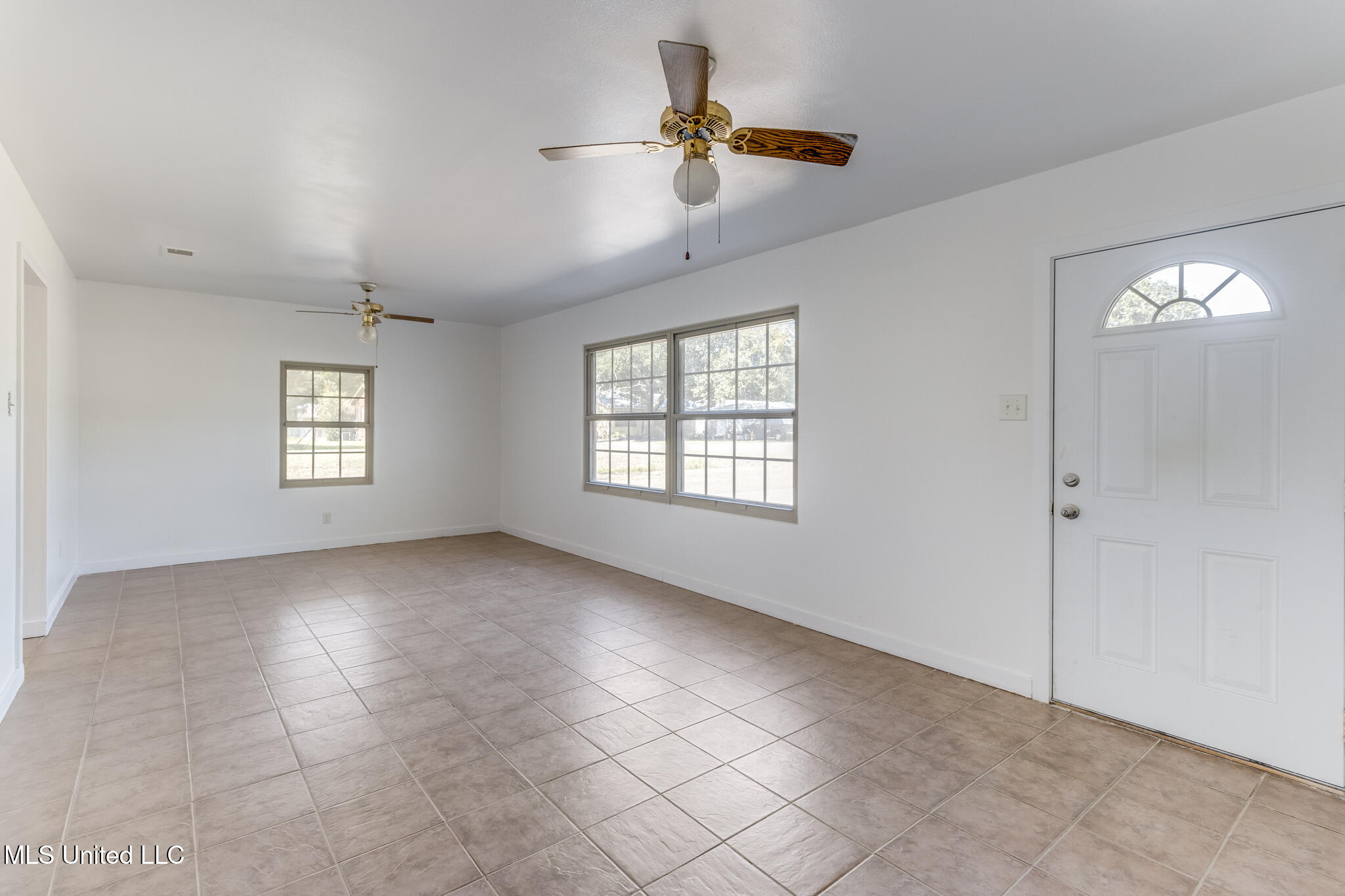 215 Ridgeway Drive Property Photo 3