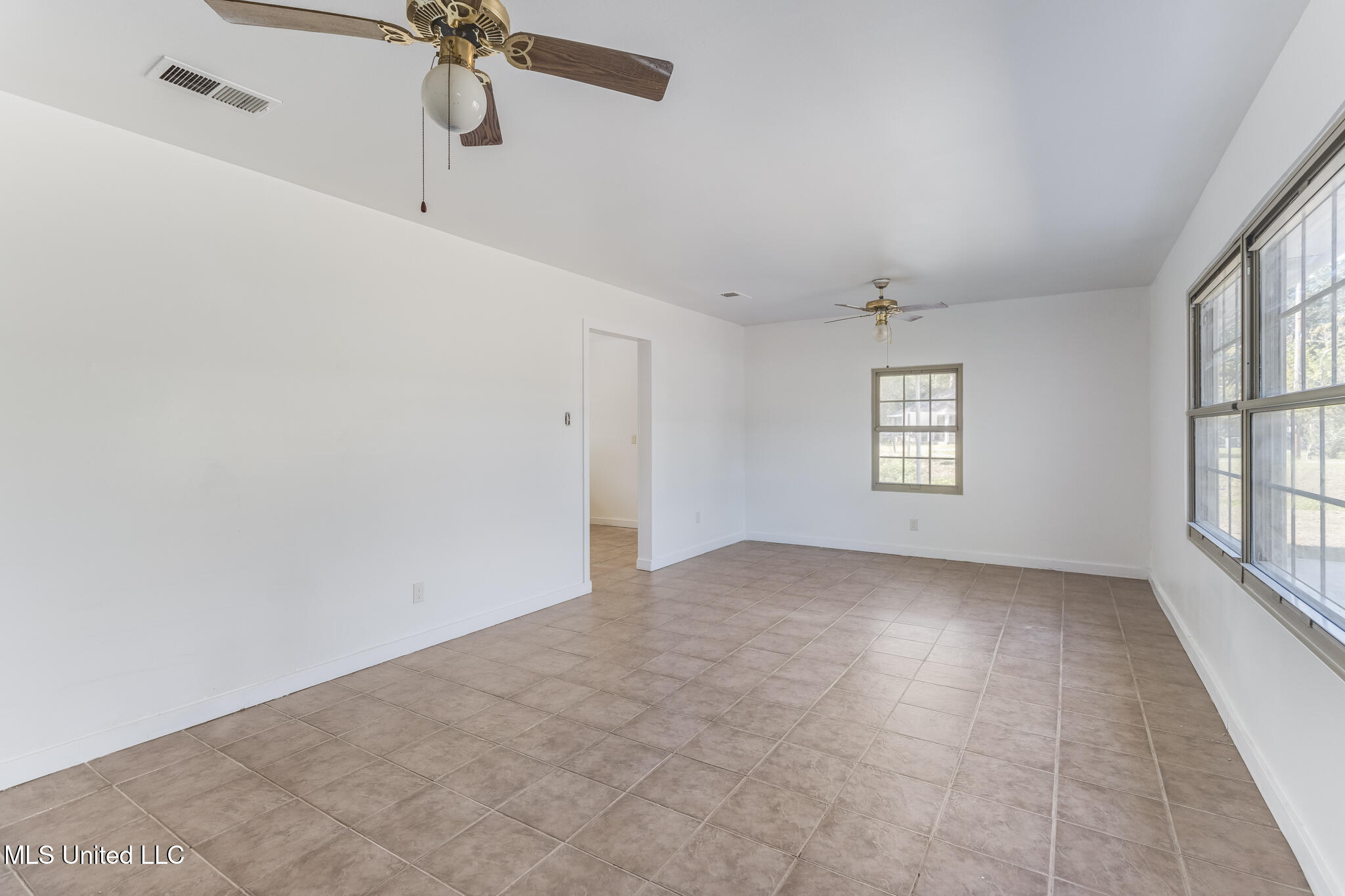 215 Ridgeway Drive Property Photo 4