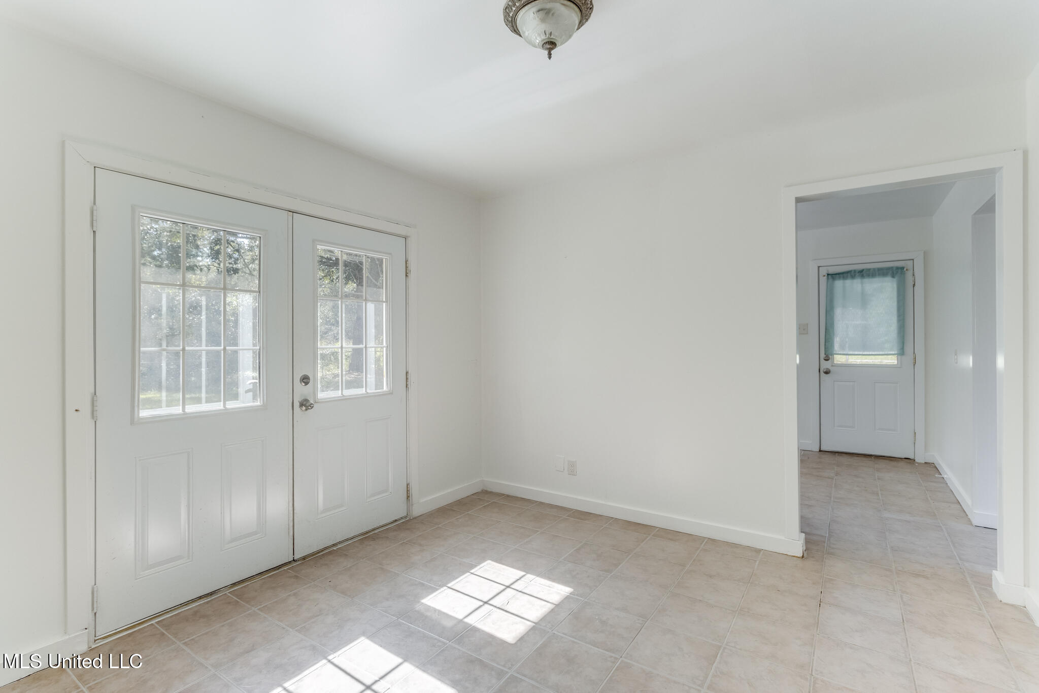 215 Ridgeway Drive Property Photo 9