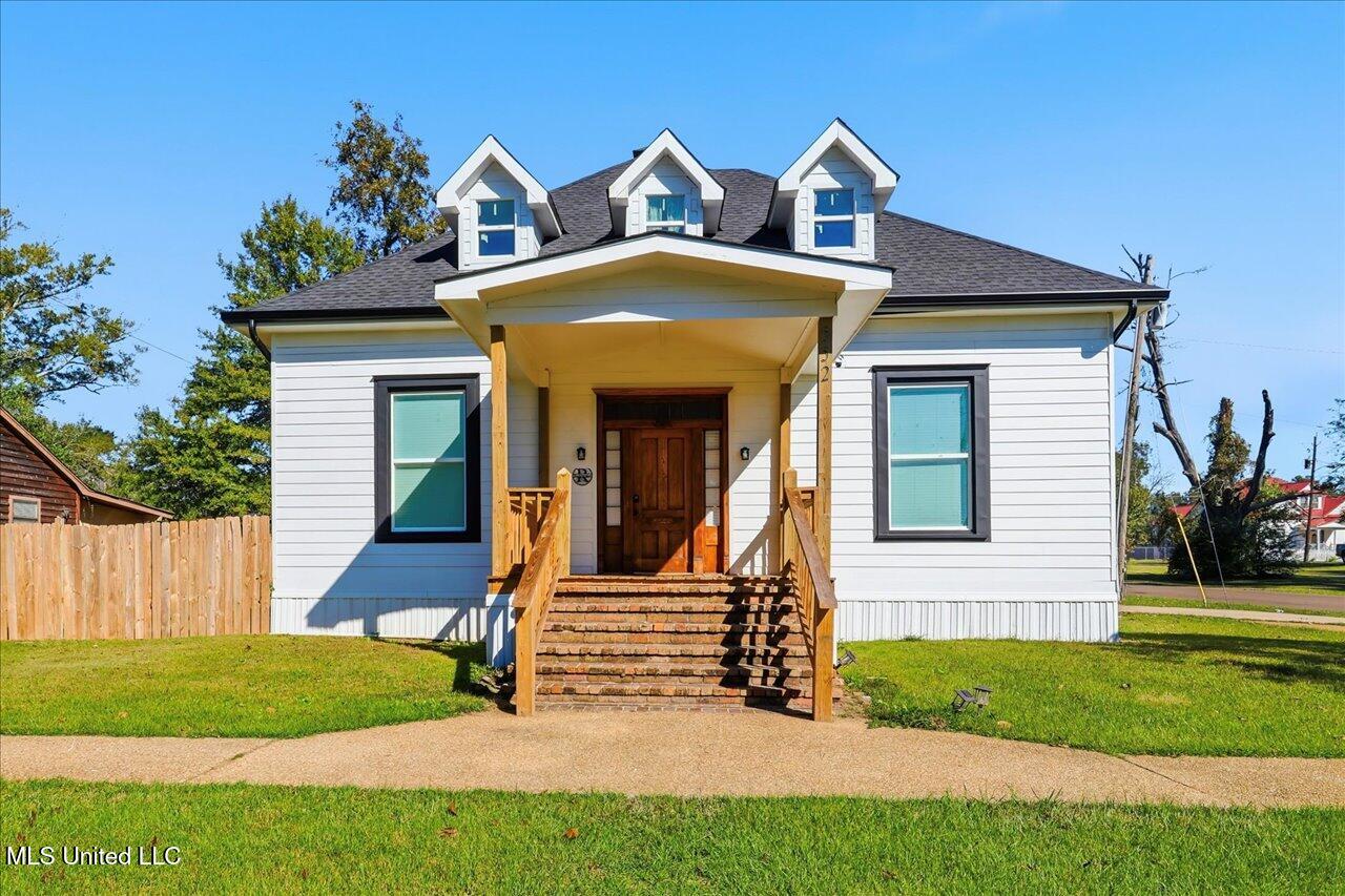 552 E First Street Property Photo 1