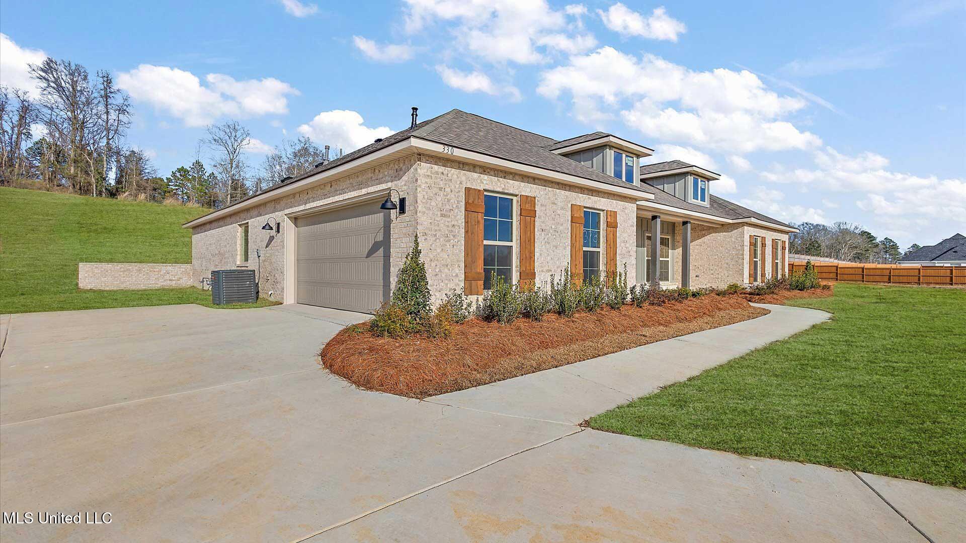 330 Cornerstone Crossing Property Photo 3