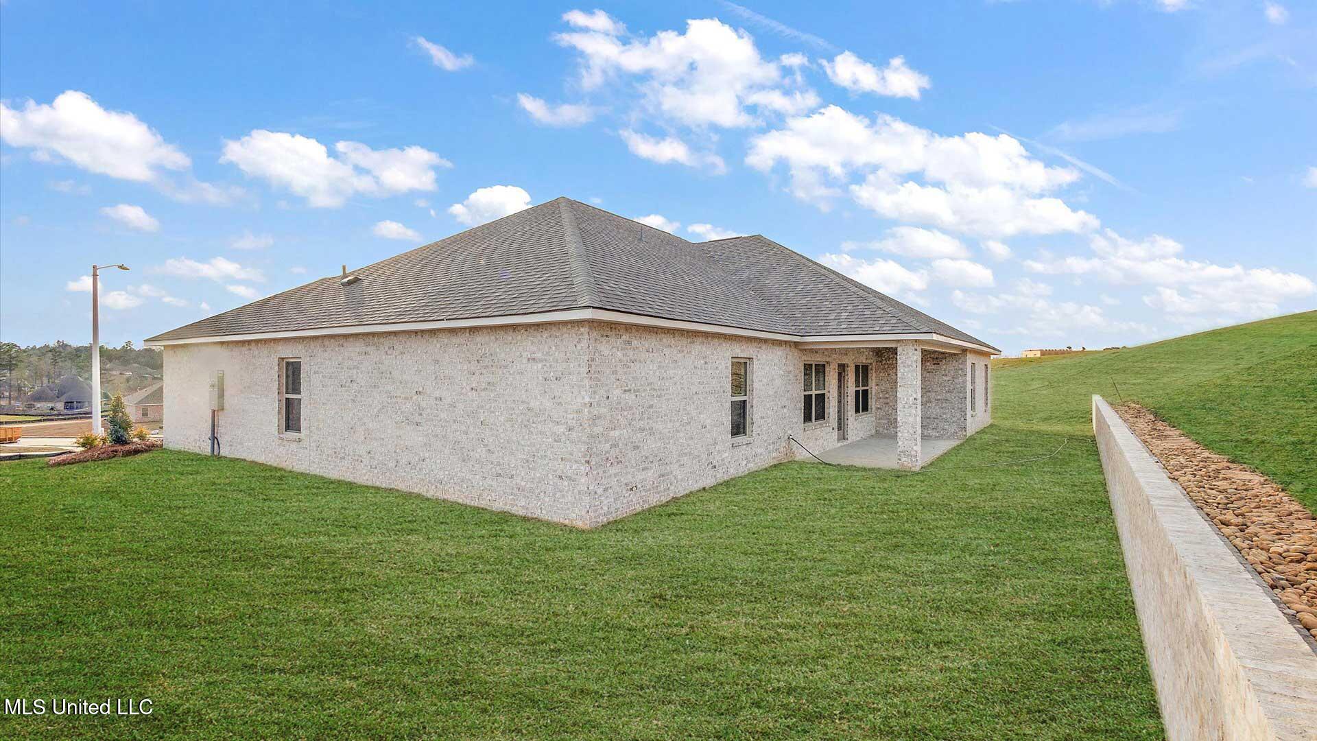 330 Cornerstone Crossing Property Photo 35