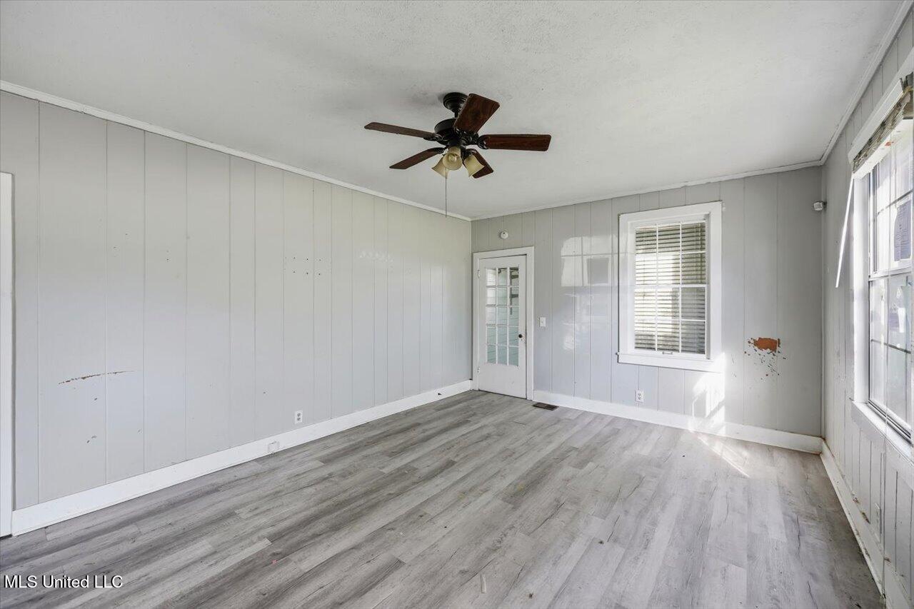 213 E Madison Street Property Photo 4