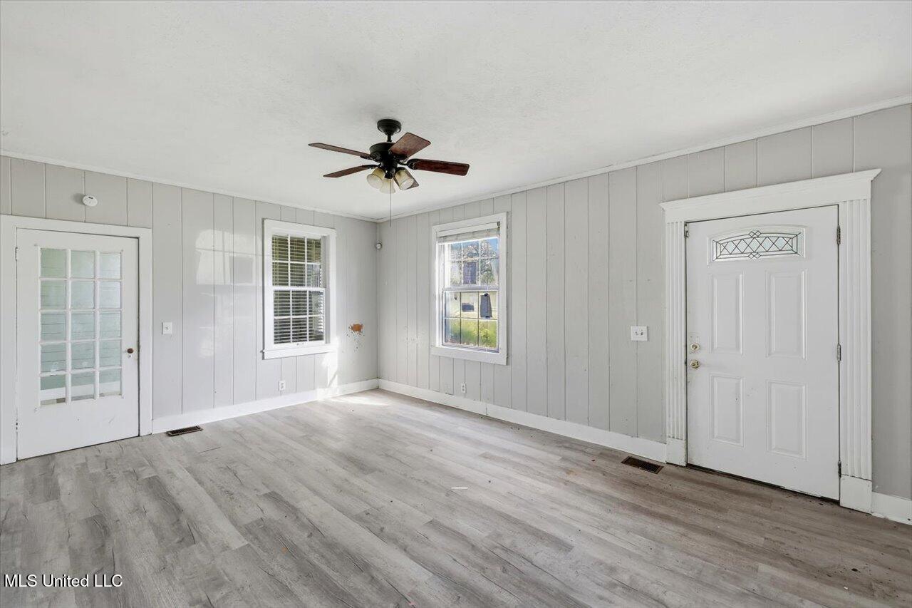 213 E Madison Street Property Photo 5